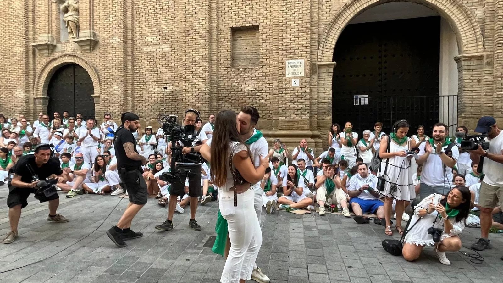 Pedida de mano de Ángel a Sandra antes de los Danzantes. Foto Mercedes Manterola