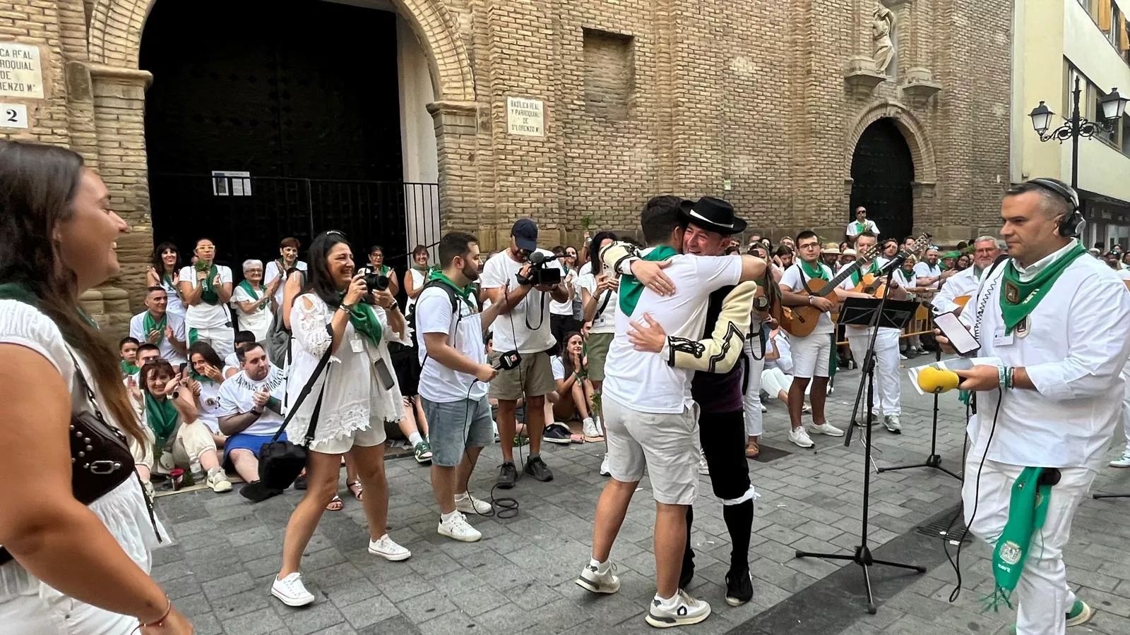 Pedida de mano de Ángel a Sandra antes de los Danzantes. Foto Mercedes Manterola