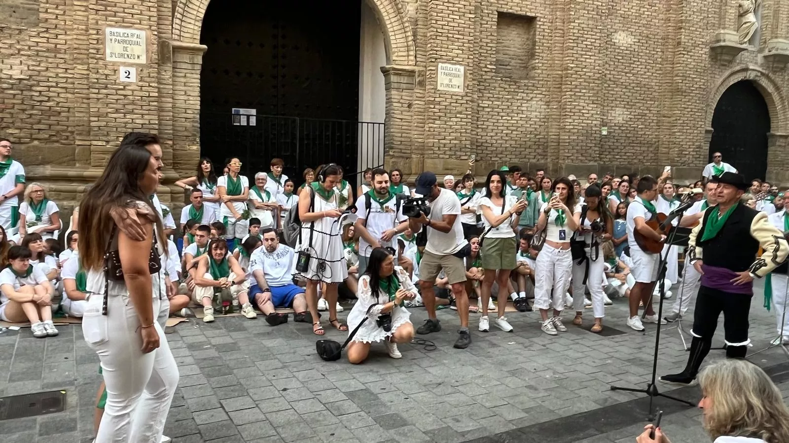 Pedida de mano de Ángel a Sandra antes de los Danzantes. Foto Mercedes Manterola