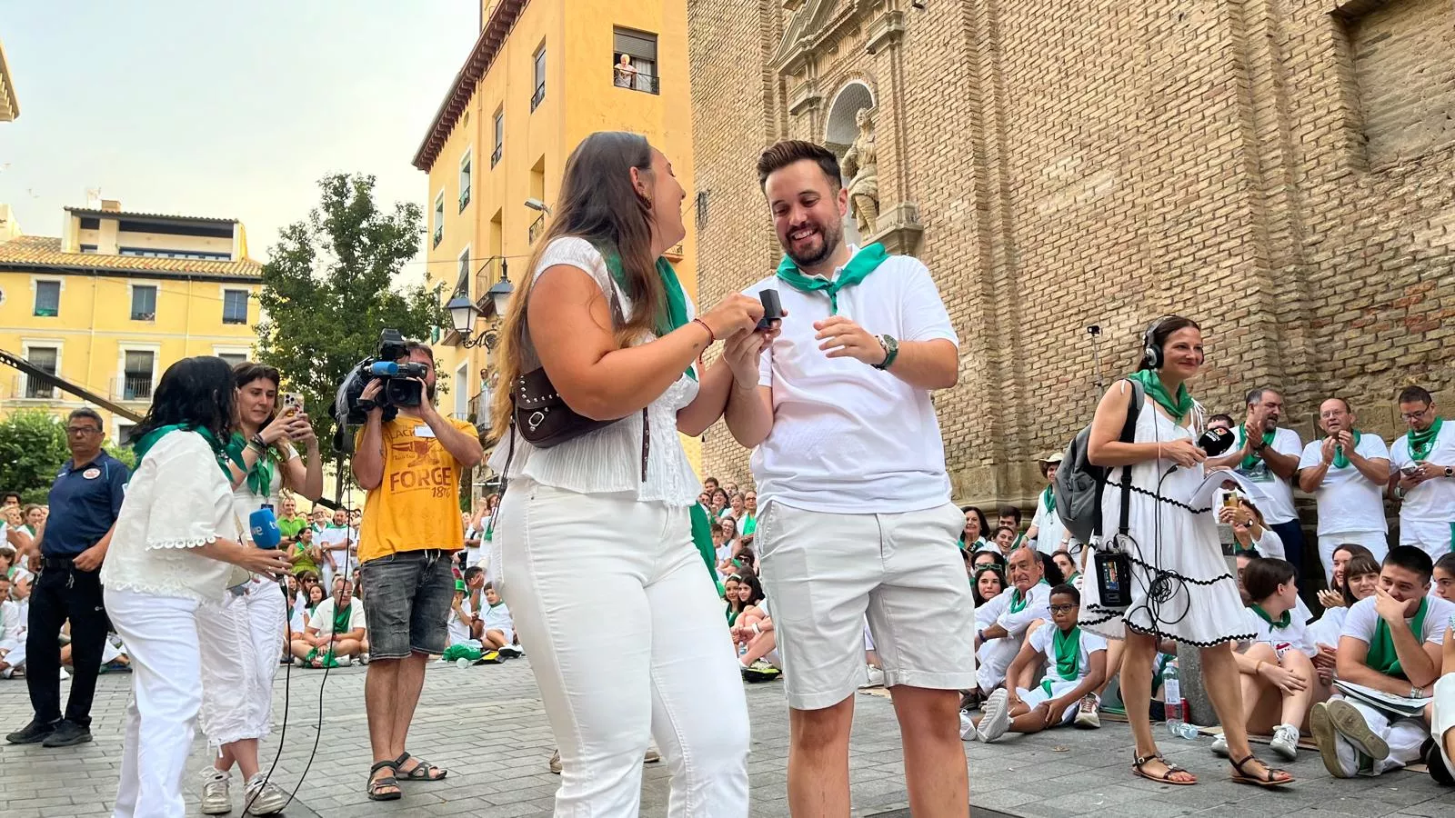 Pedida de mano de Ángel a Sandra antes de los Danzantes. Foto Mercedes Manterola