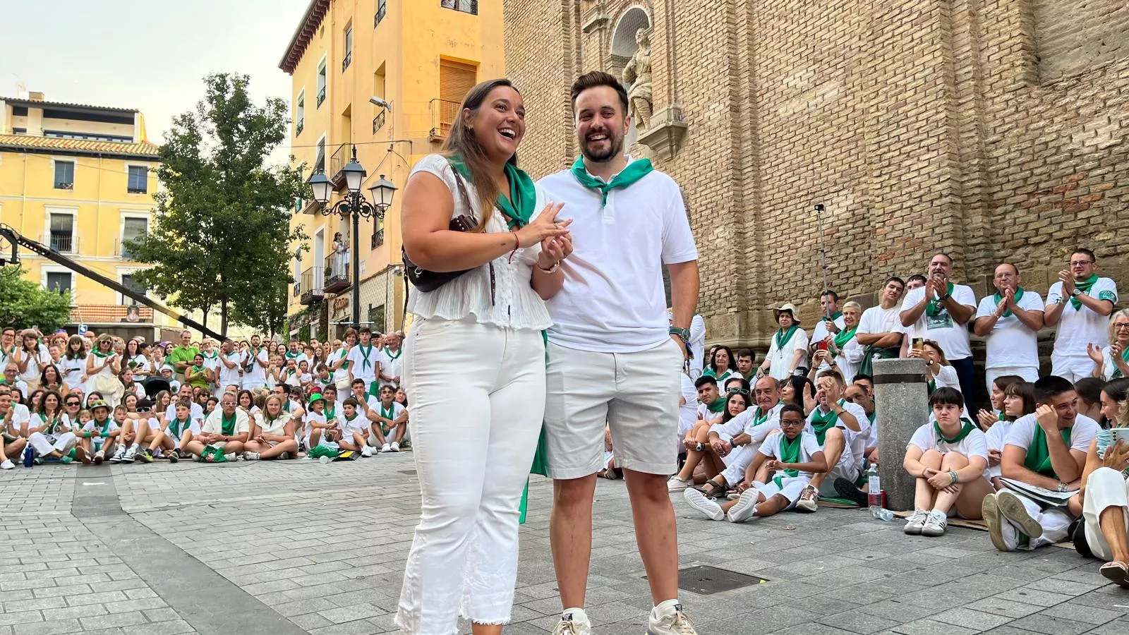 Pedida de mano de Ángel a Sandra antes de los Danzantes. Foto Mercedes Manterola