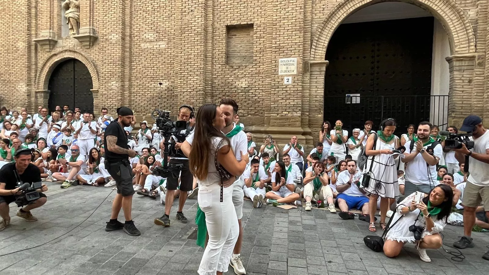 Pedida de mano de Ángel a Sandra antes de los Danzantes. Foto Mercedes Manterola