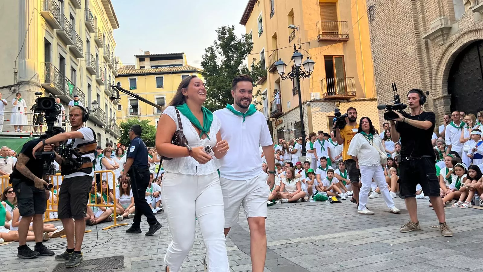 Pedida de mano de Ángel a Sandra antes de los Danzantes. Foto Mercedes Manterola