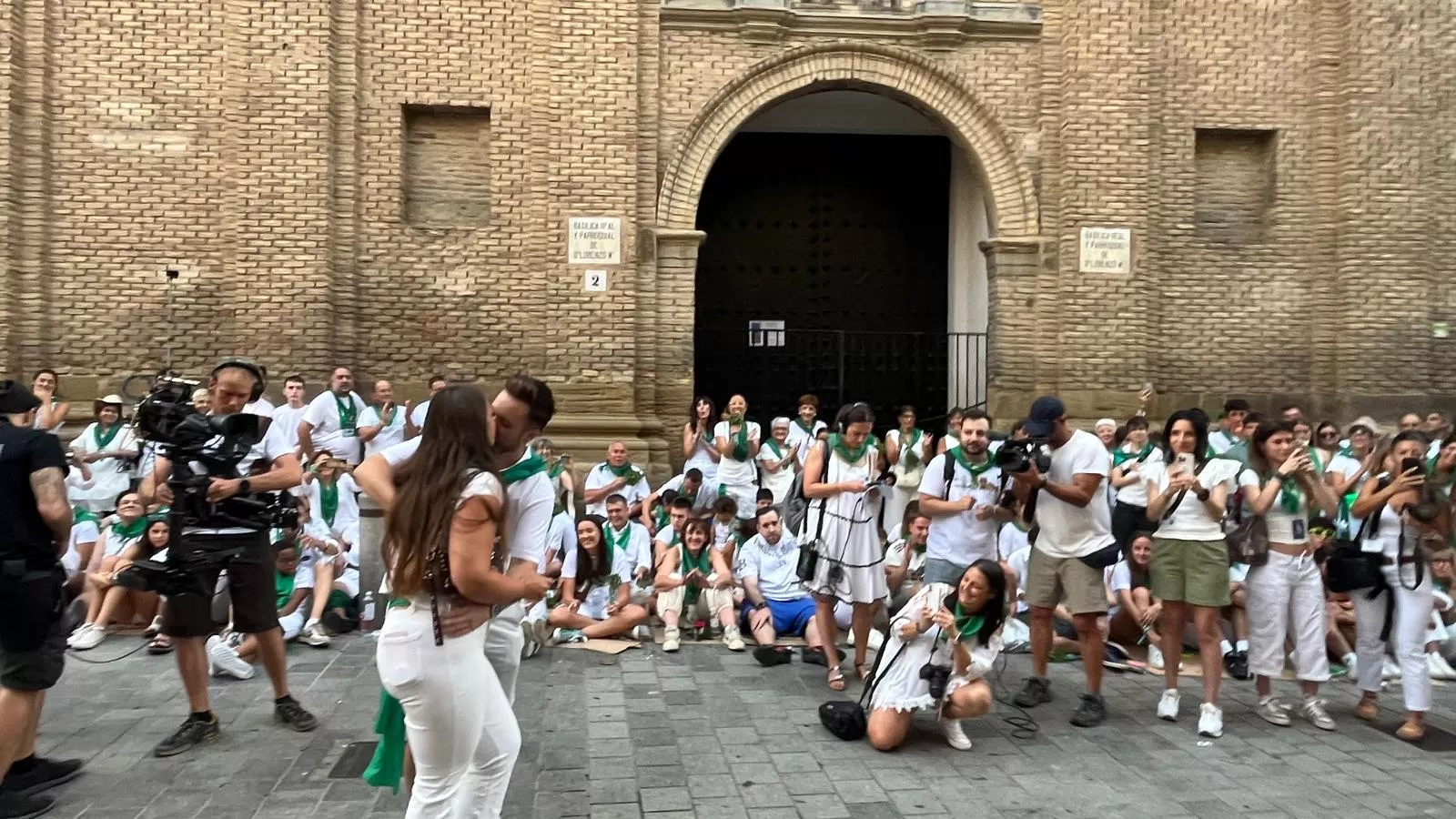 Pedida de mano de Ángel a Sandra antes de los Danzantes. Foto Mercedes Manterola