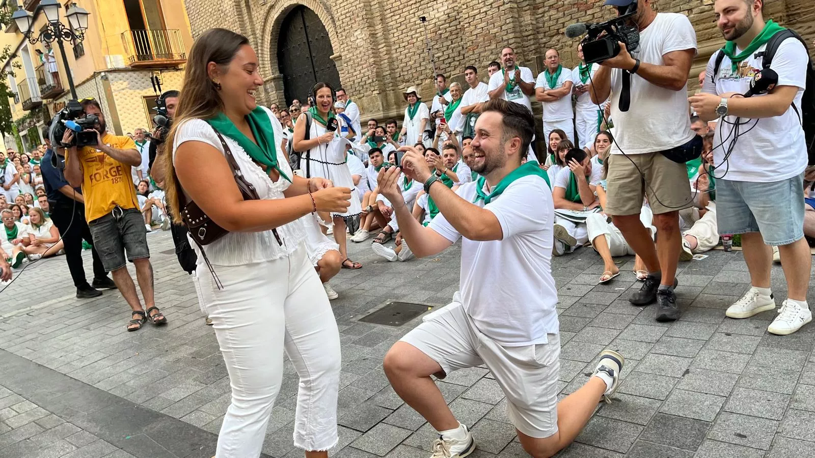 Pedida de mano de Ángel a Sandra antes de los Danzantes. Foto Mercedes Manterola