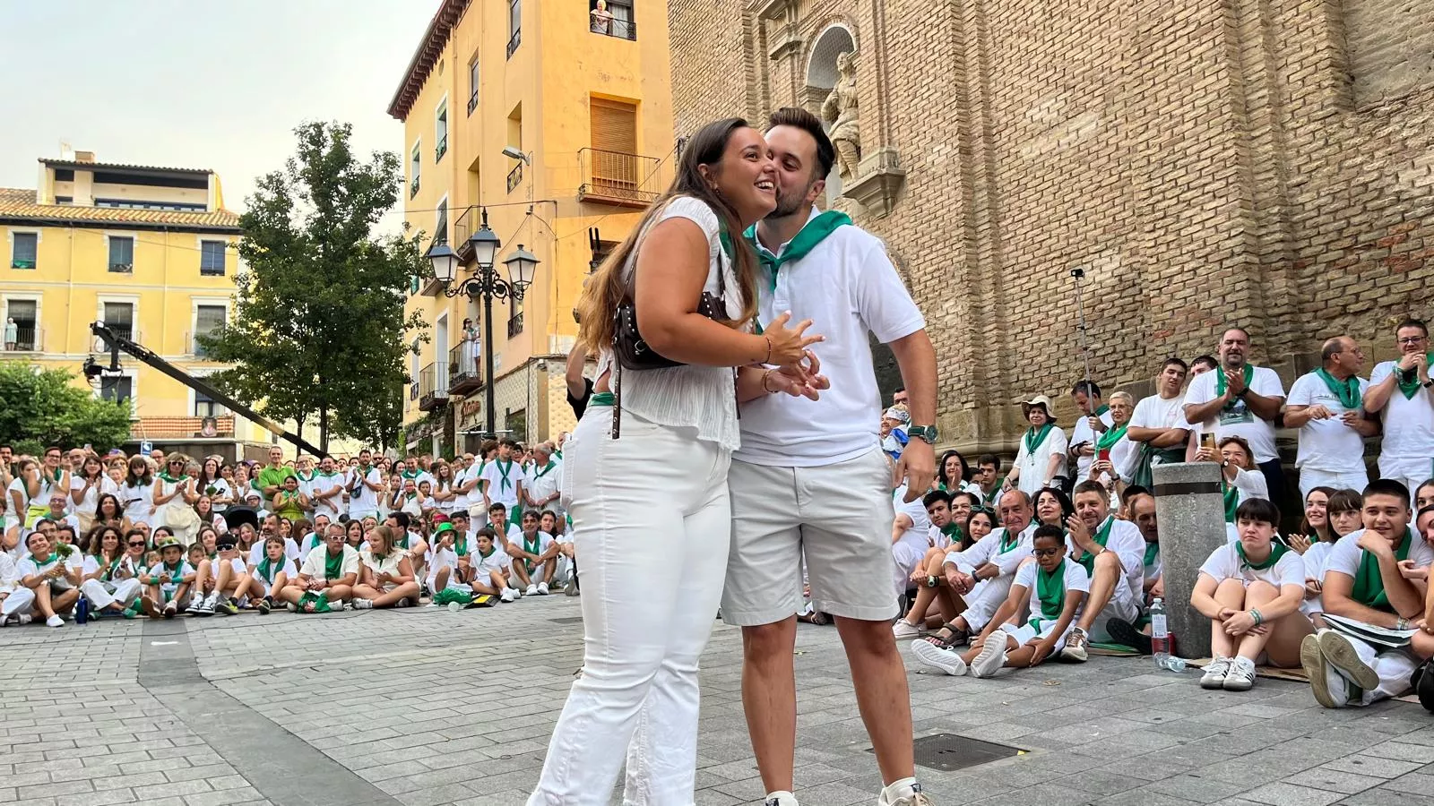 Pedida de mano de Ángel a Sandra antes de los Danzantes. Foto Mercedes Manterola
