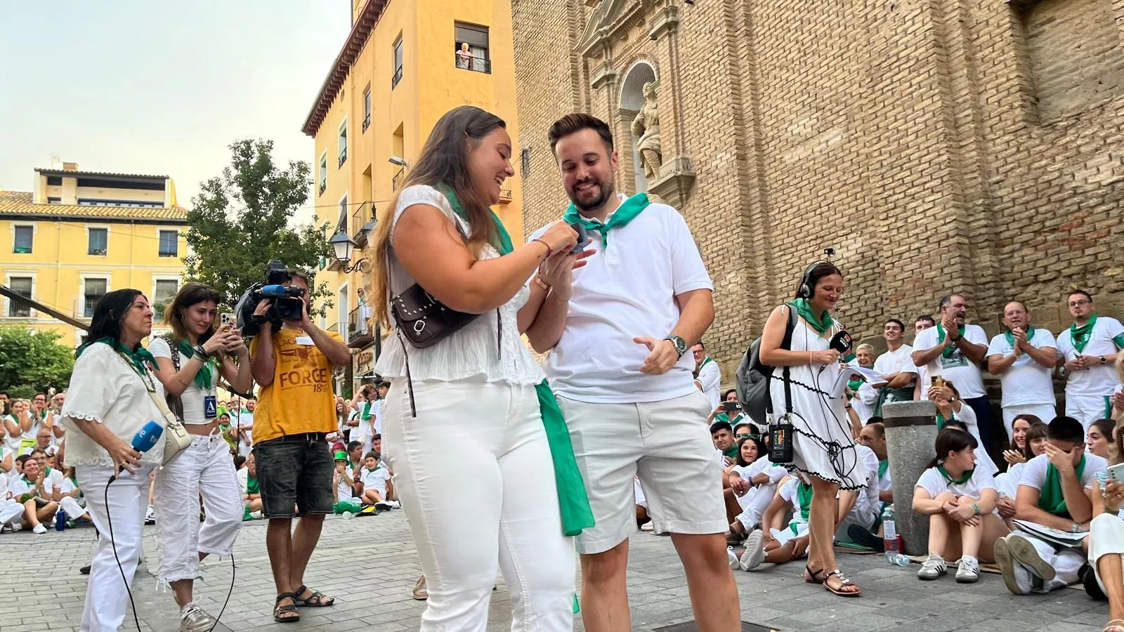 Pedida de mano de Ángel a Sandra antes de los Danzantes. Foto Mercedes Manterola