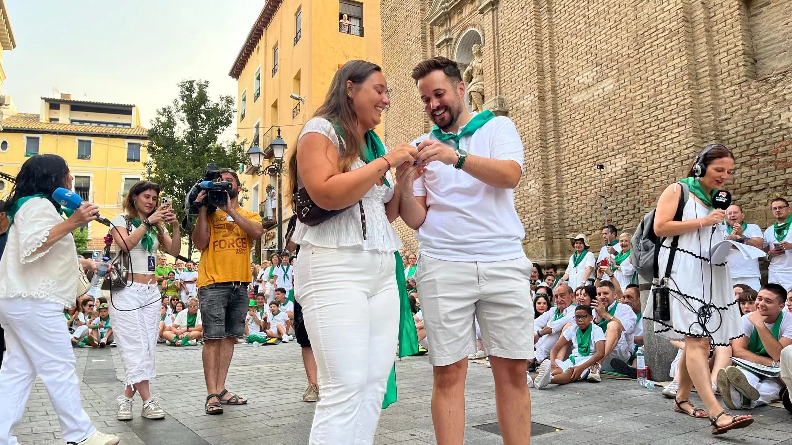Pedida de mano de Ángel a Sandra antes de los Danzantes. Foto Mercedes Manterola