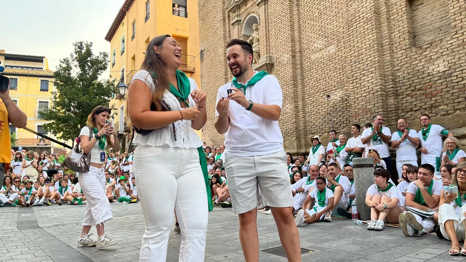 Pedida de mano de Ángel a Sandra antes de los Danzantes. Foto Mercedes Manterola