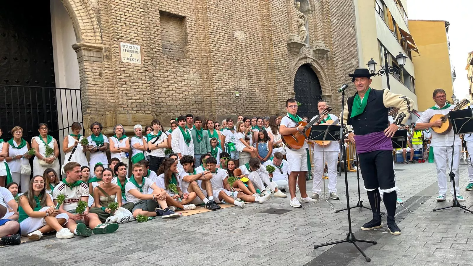 Pedida de mano de Ángel a Sandra antes de los Danzantes. Foto Mercedes Manterola