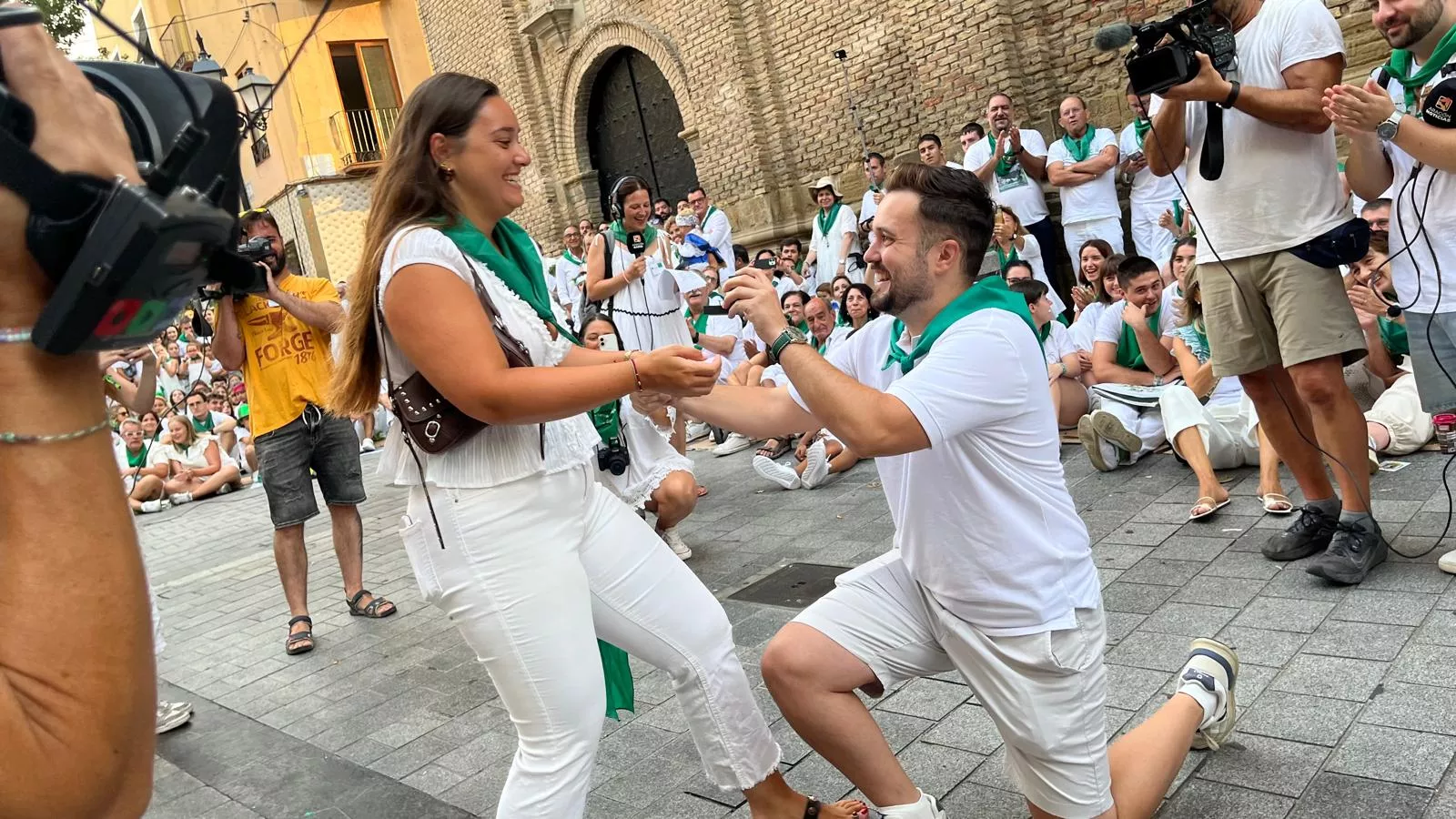 Pedida de mano de Ángel a Sandra antes de los Danzantes. Foto Mercedes Manterola