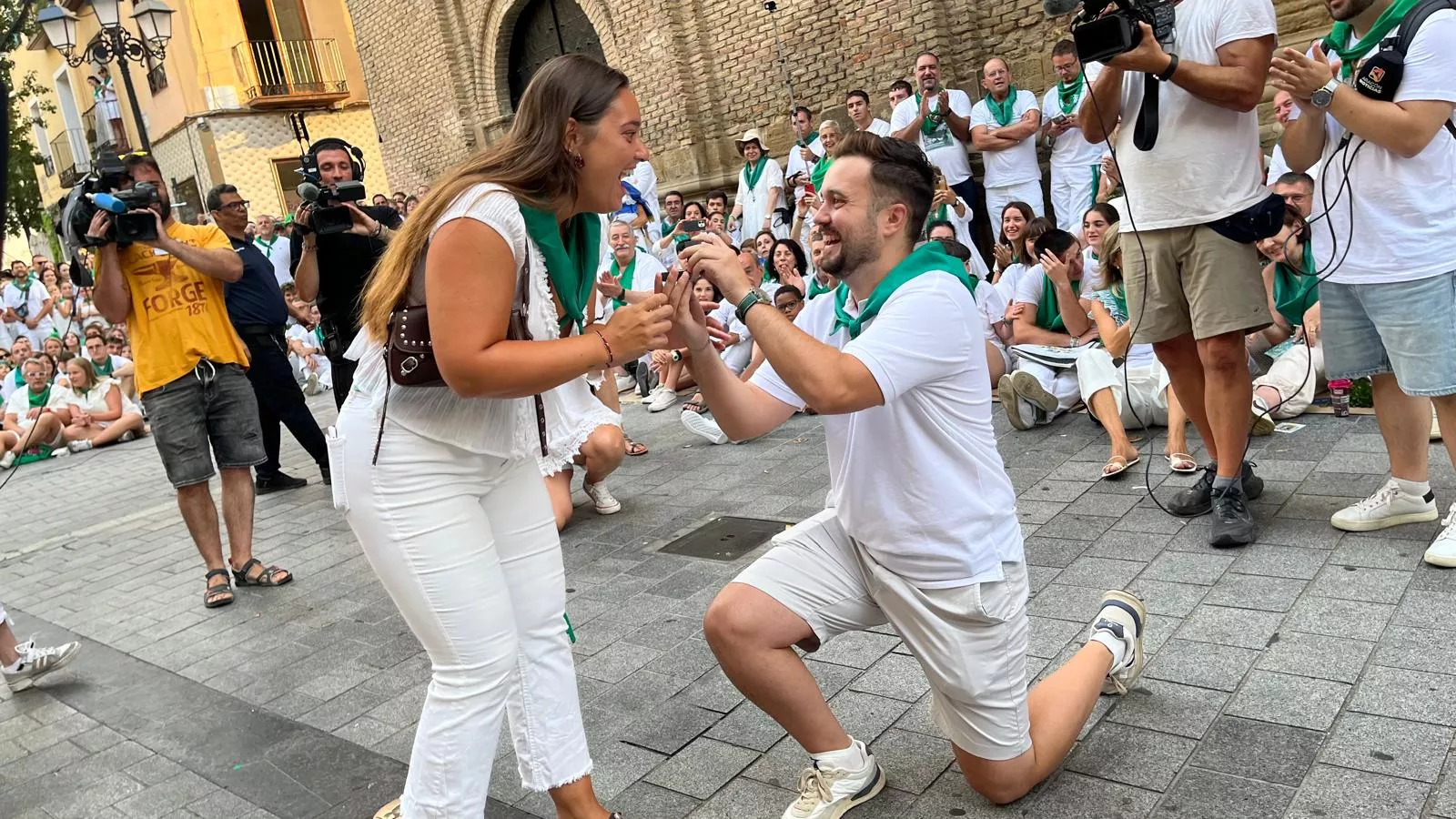 Pedida de mano de Ángel a Sandra antes de los Danzantes. Foto Mercedes Manterola