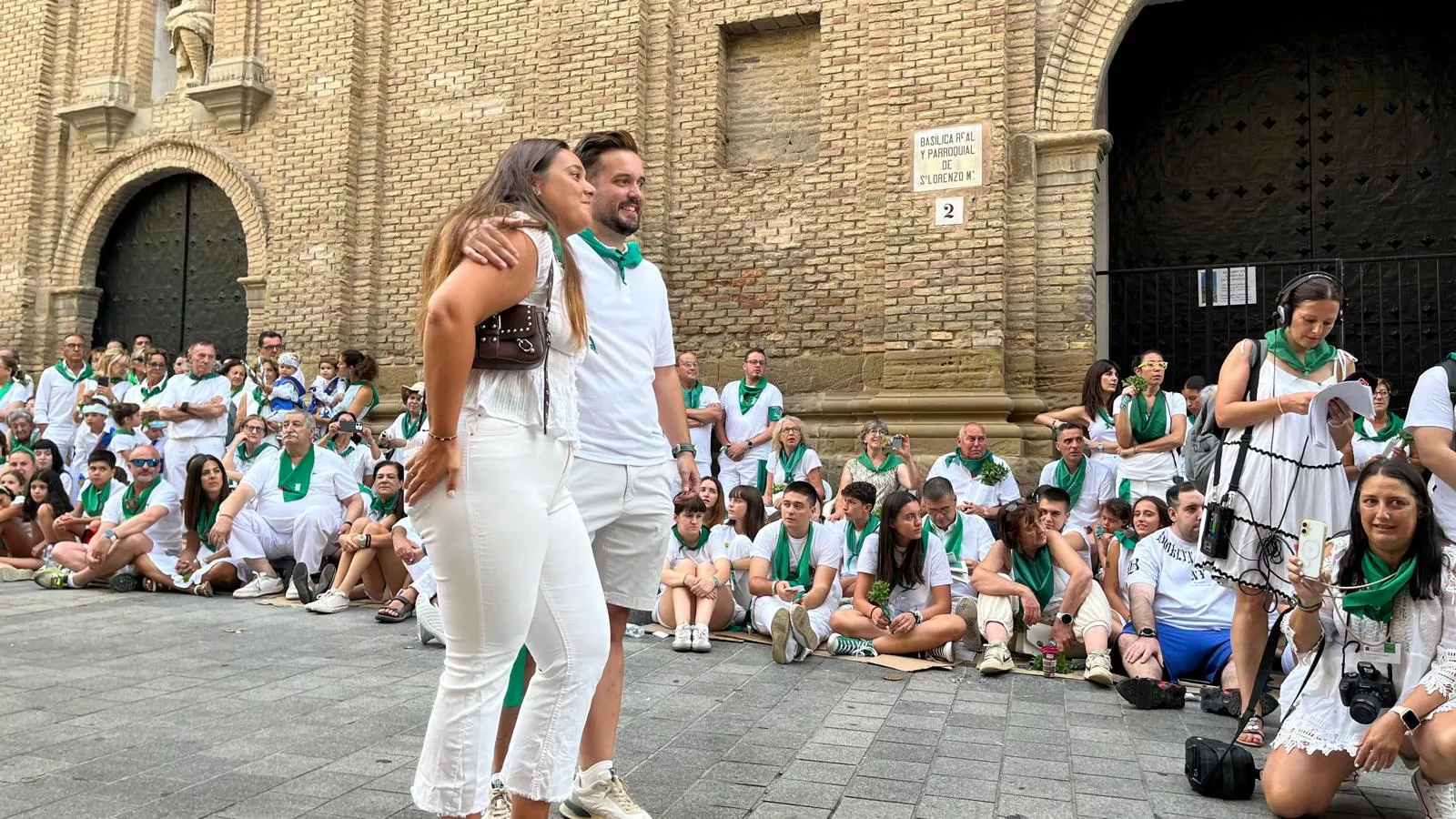 Pedida de mano de Ángel a Sandra antes de los Danzantes. Foto Mercedes Manterola