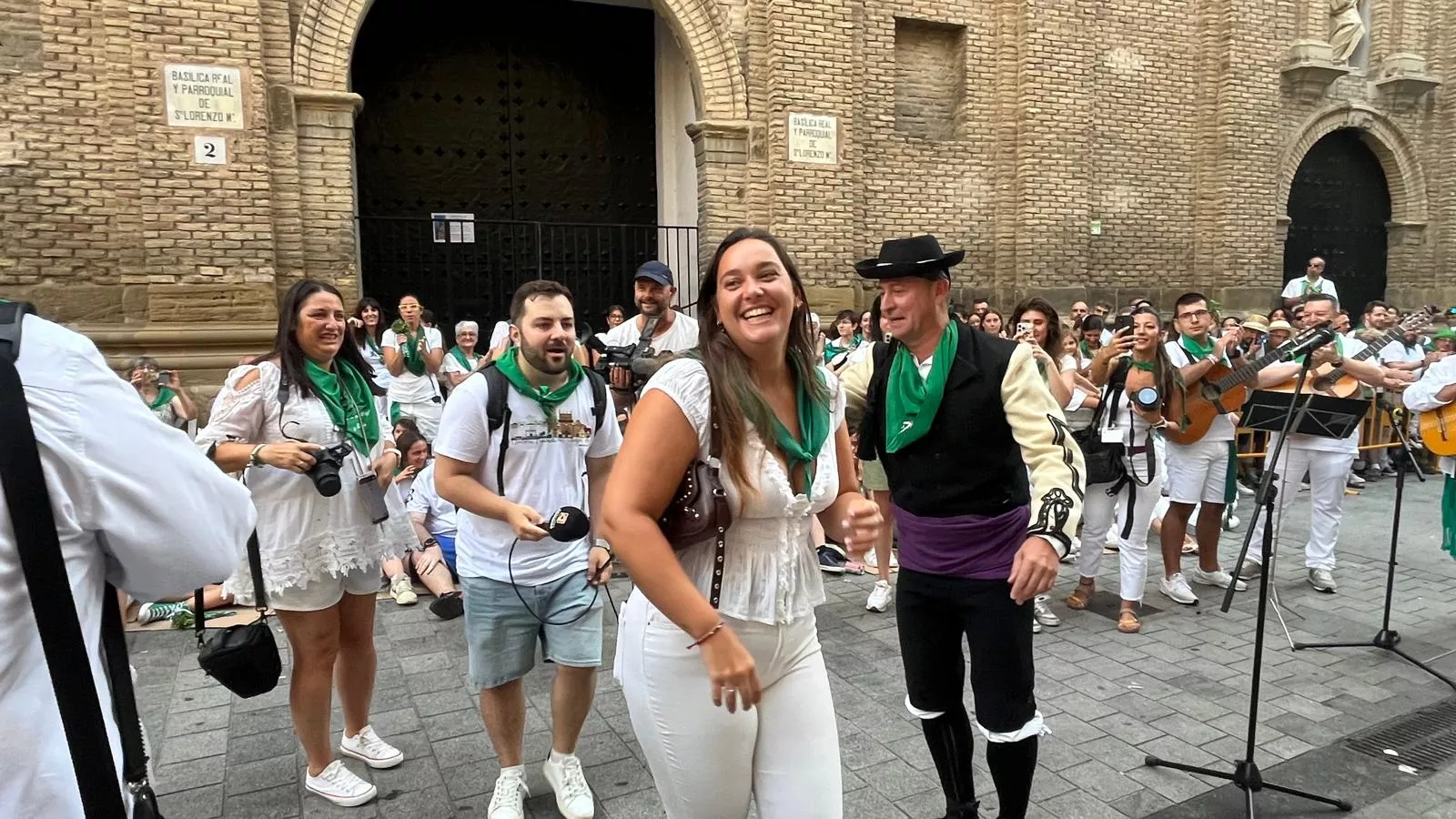 Pedida de mano de Ángel a Sandra antes de los Danzantes. Foto Mercedes Manterola