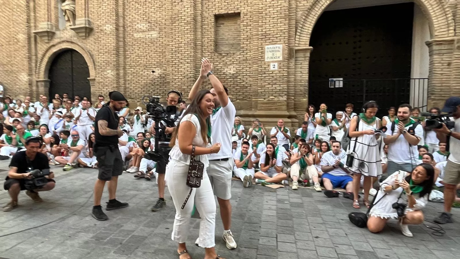Pedida de mano de Ángel a Sandra antes de los Danzantes. Foto Mercedes Manterola
