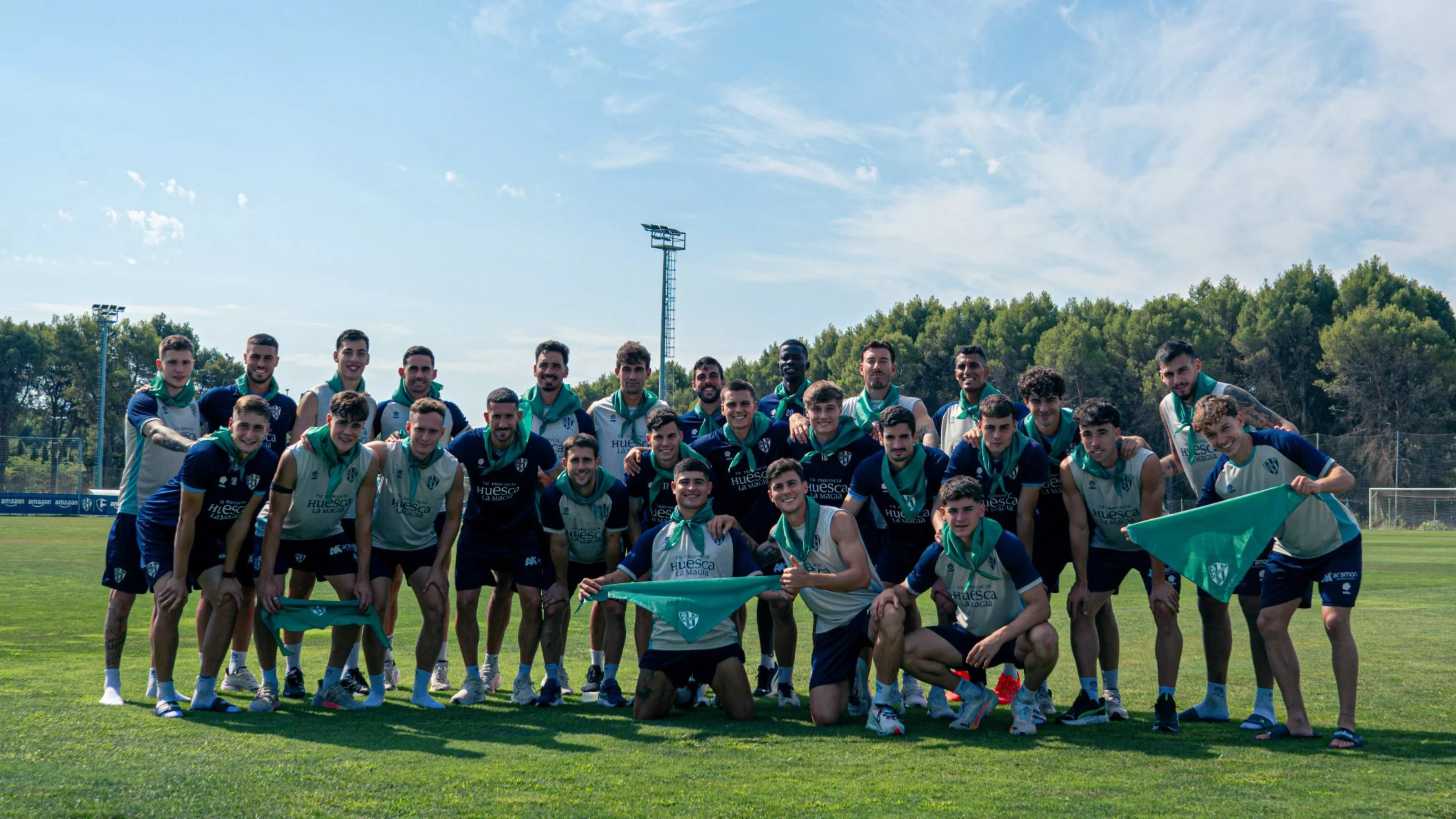 La plantilla del Huesca posa con la pañoleta verde de San Lorenzo. Foto: SD Huesca