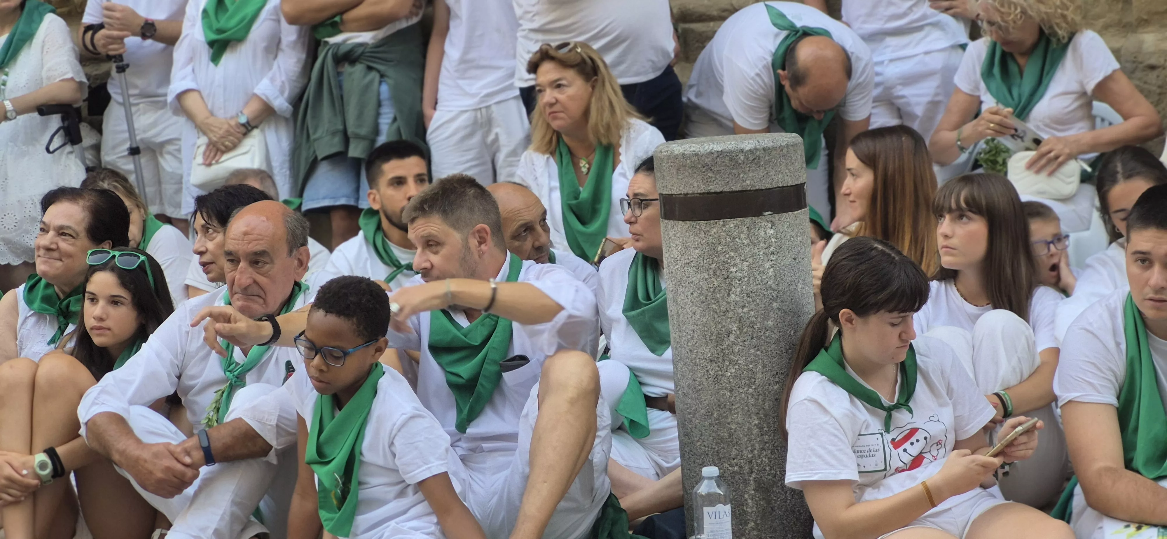 Público que ha acudido a ver bailar a los Danzantes, ante la Basílica de San Lorenzo. Foto Myriam Martínez