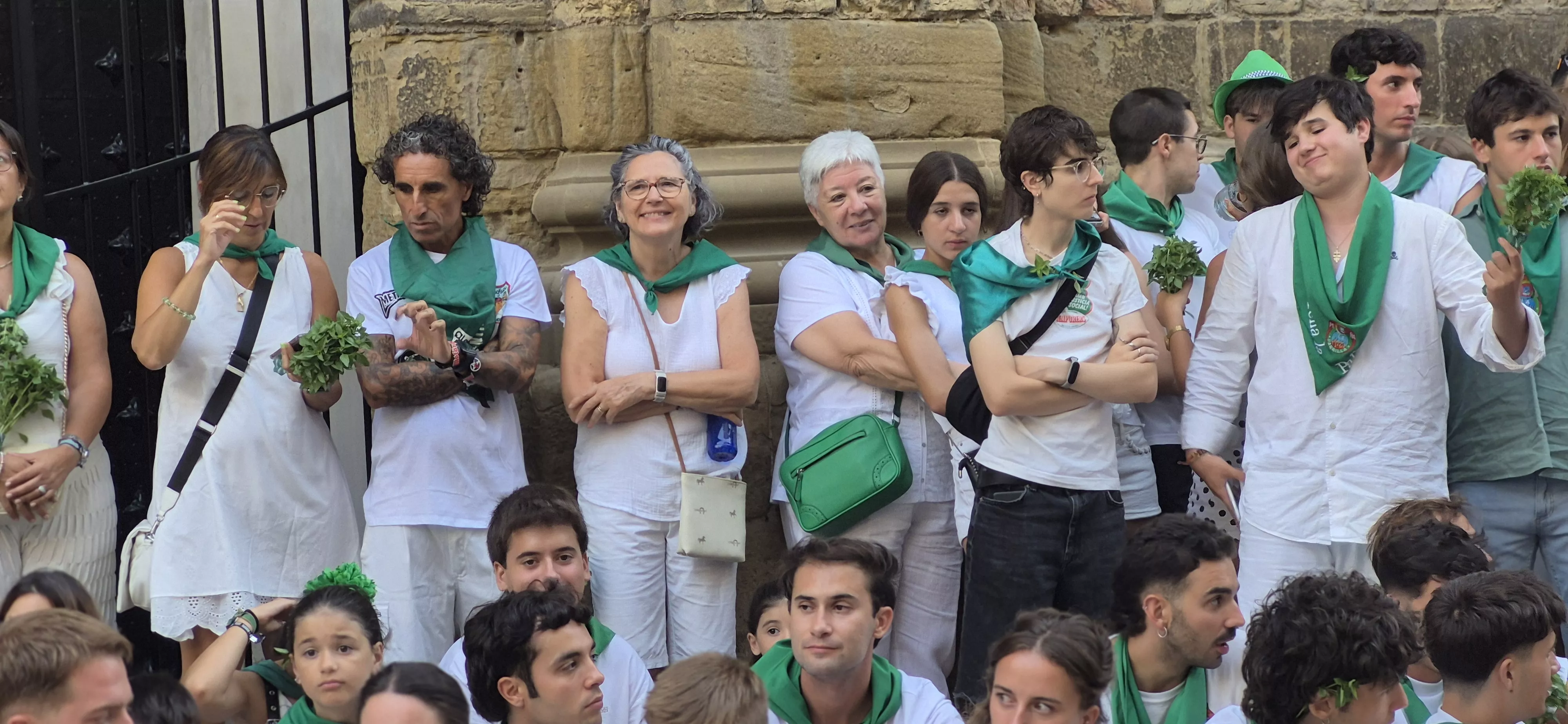 Público que ha acudido a ver bailar a los Danzantes, ante la Basílica de San Lorenzo. Foto Myriam Martínez