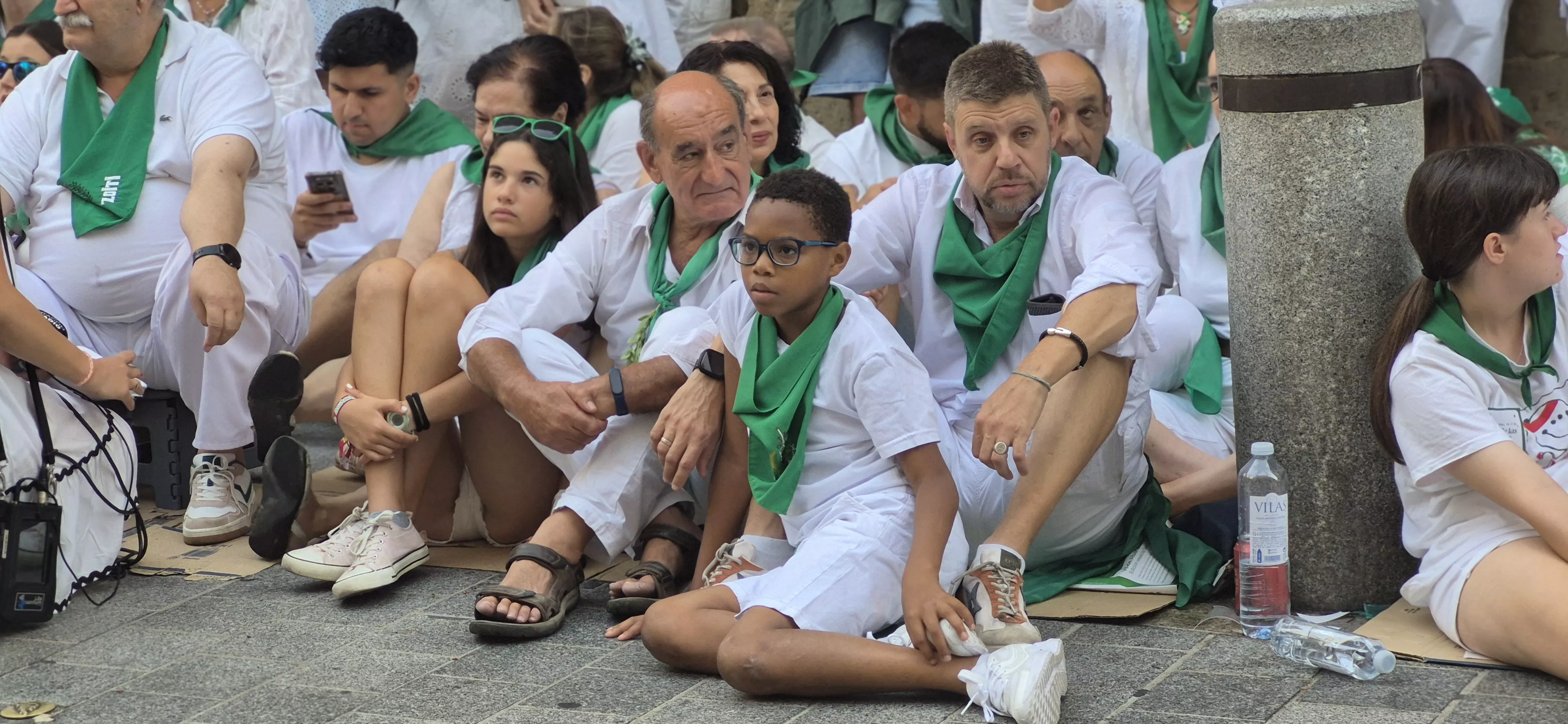 Público que ha acudido a ver bailar a los Danzantes, ante la Basílica de San Lorenzo. Foto Myriam Martínez