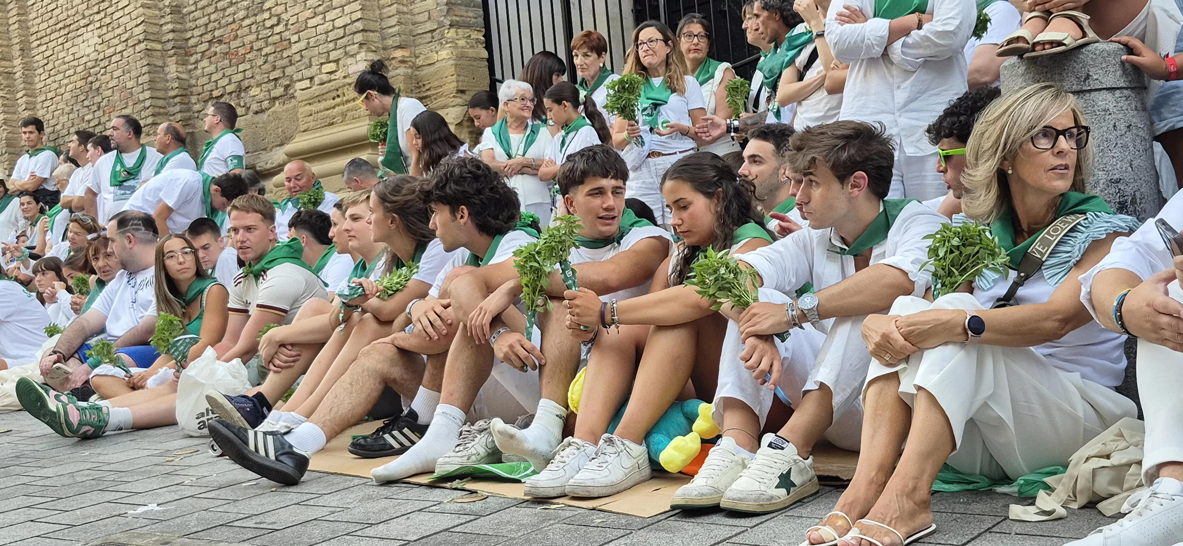 Público que ha acudido a ver bailar a los Danzantes, ante la Basílica de San Lorenzo. Foto Myriam Martínez