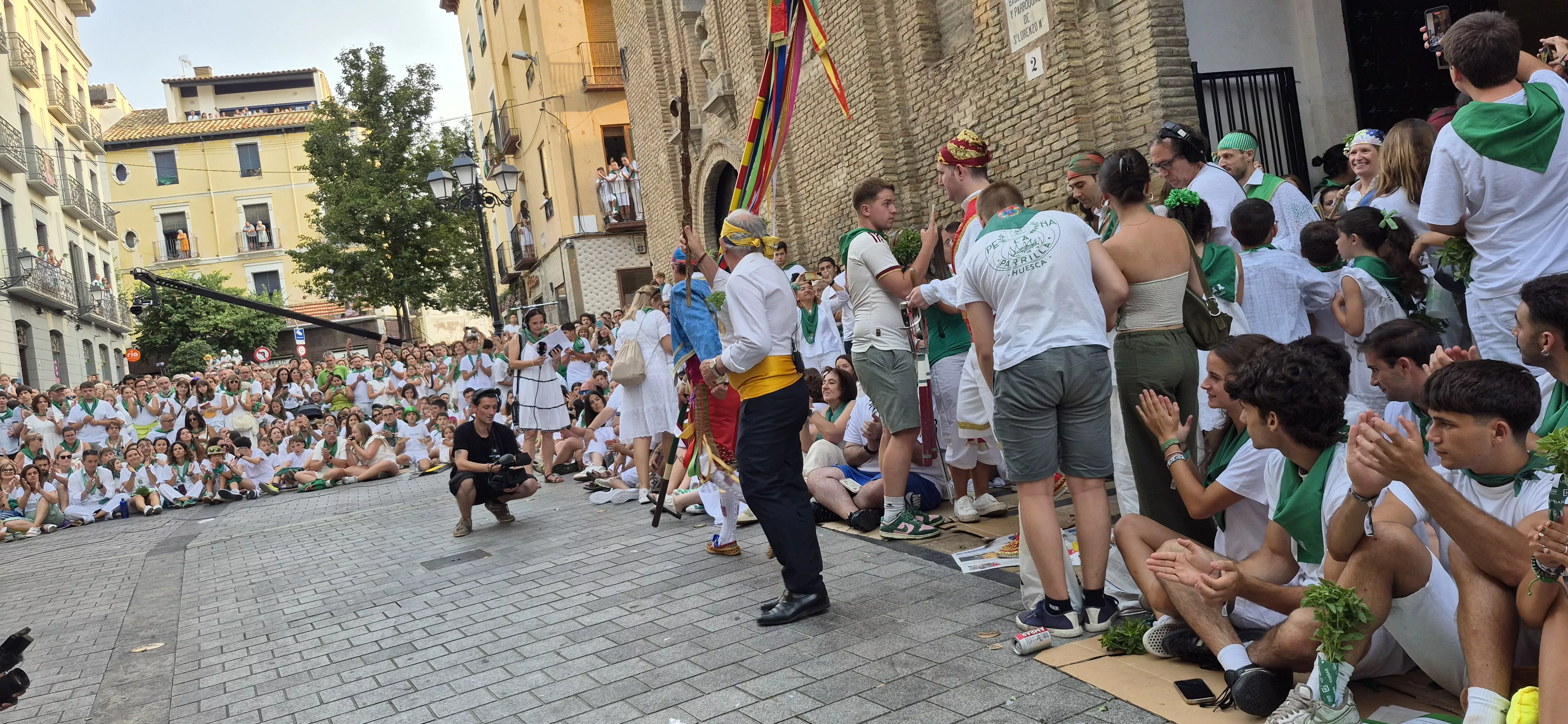 Público que ha acudido a ver bailar a los Danzantes, ante la Basílica de San Lorenzo. Foto Myriam Martínez