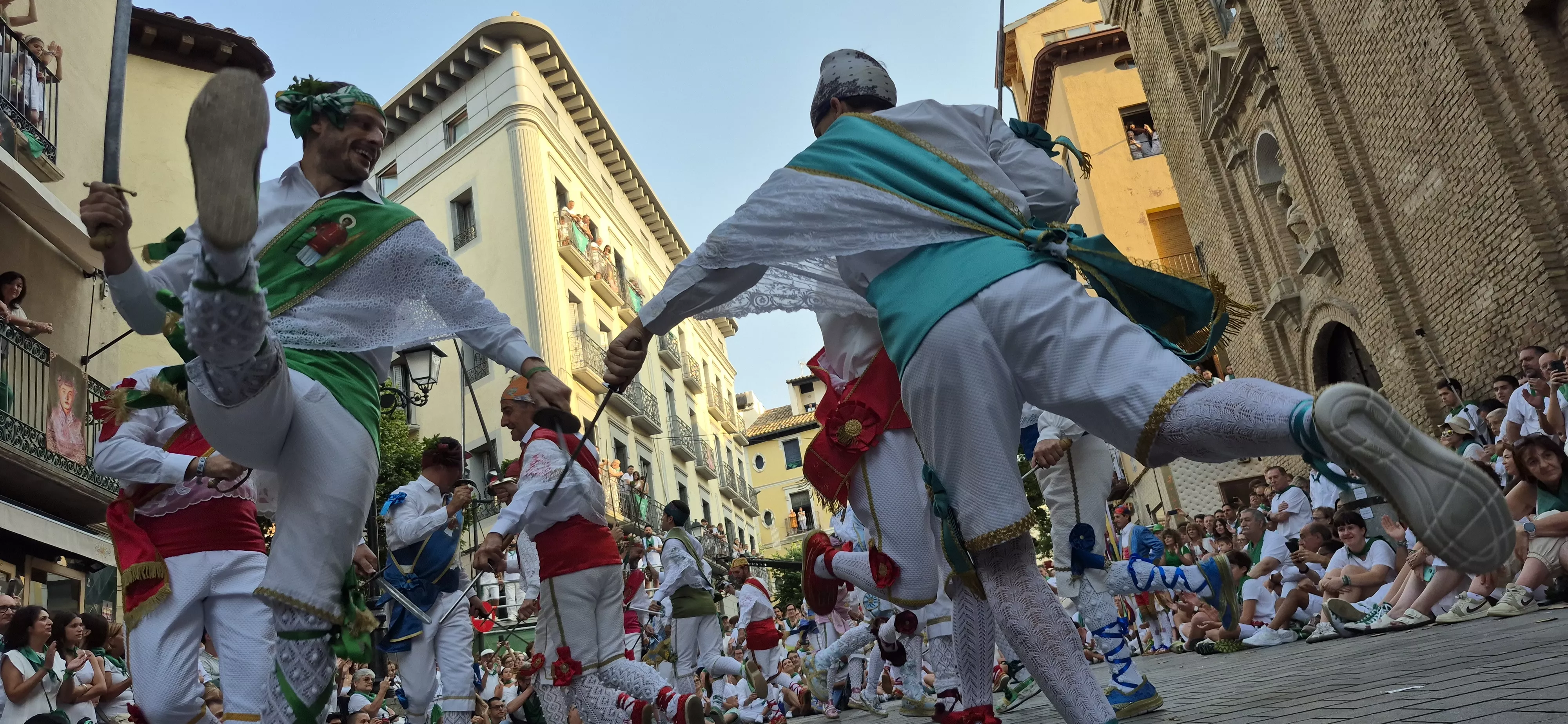 Los Danzantes de Huesca vuelven a hacer vibrar a los oscenses ante la Basílica de San Lorenzo. Foto Myriam Martínez