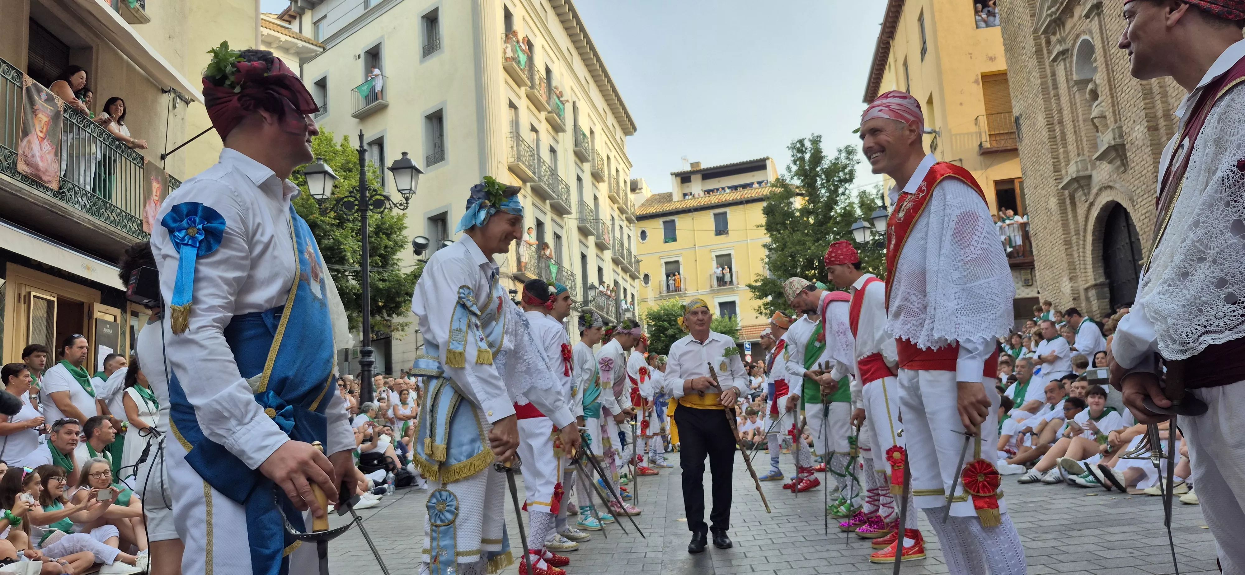 Los Danzantes de Huesca bailando el 10 de agosto de 2026 ante la Basílica de San Lorenzo. Foto Myriam Martínez