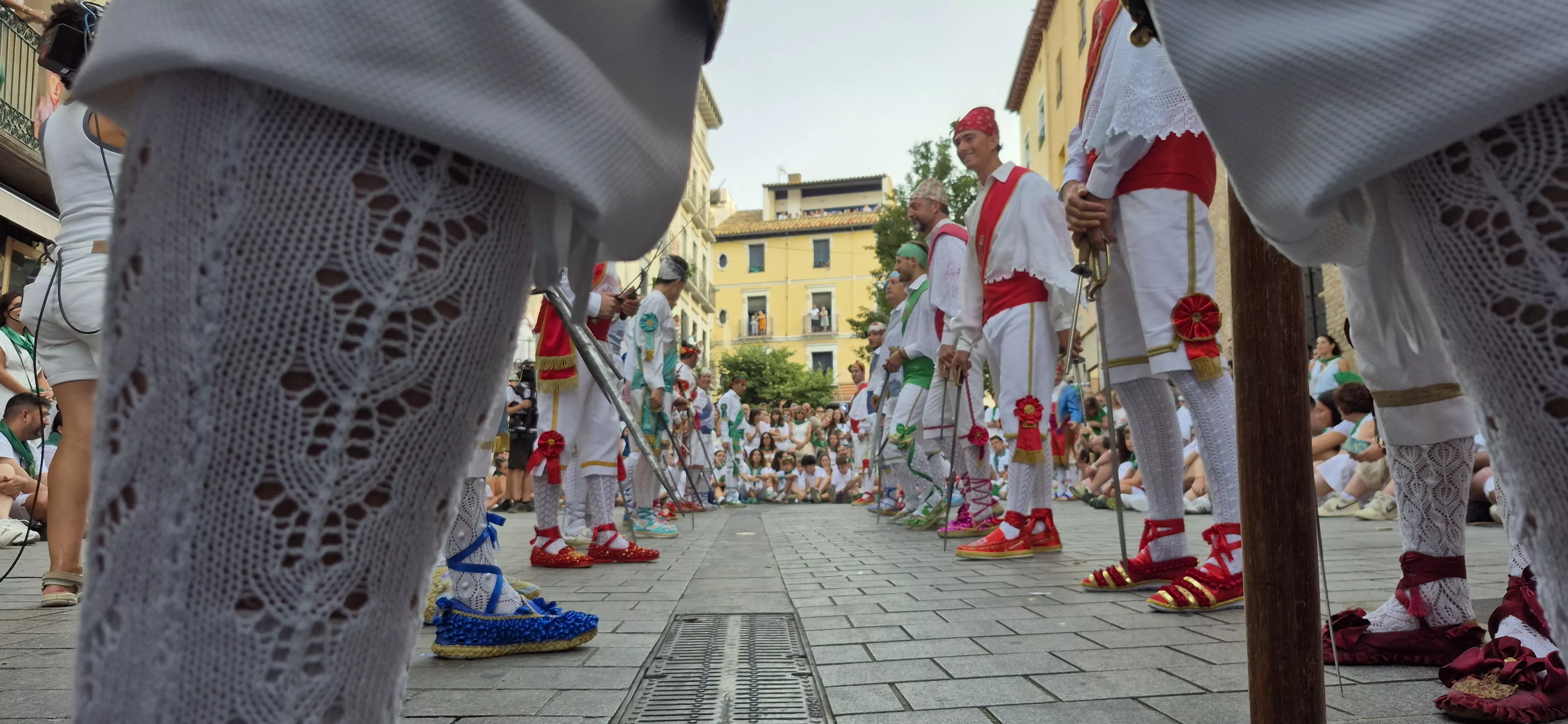 Los Danzantes de Huesca bailando el 10 de agosto de 2026 ante la Basílica de San Lorenzo. Foto Myriam Martínez