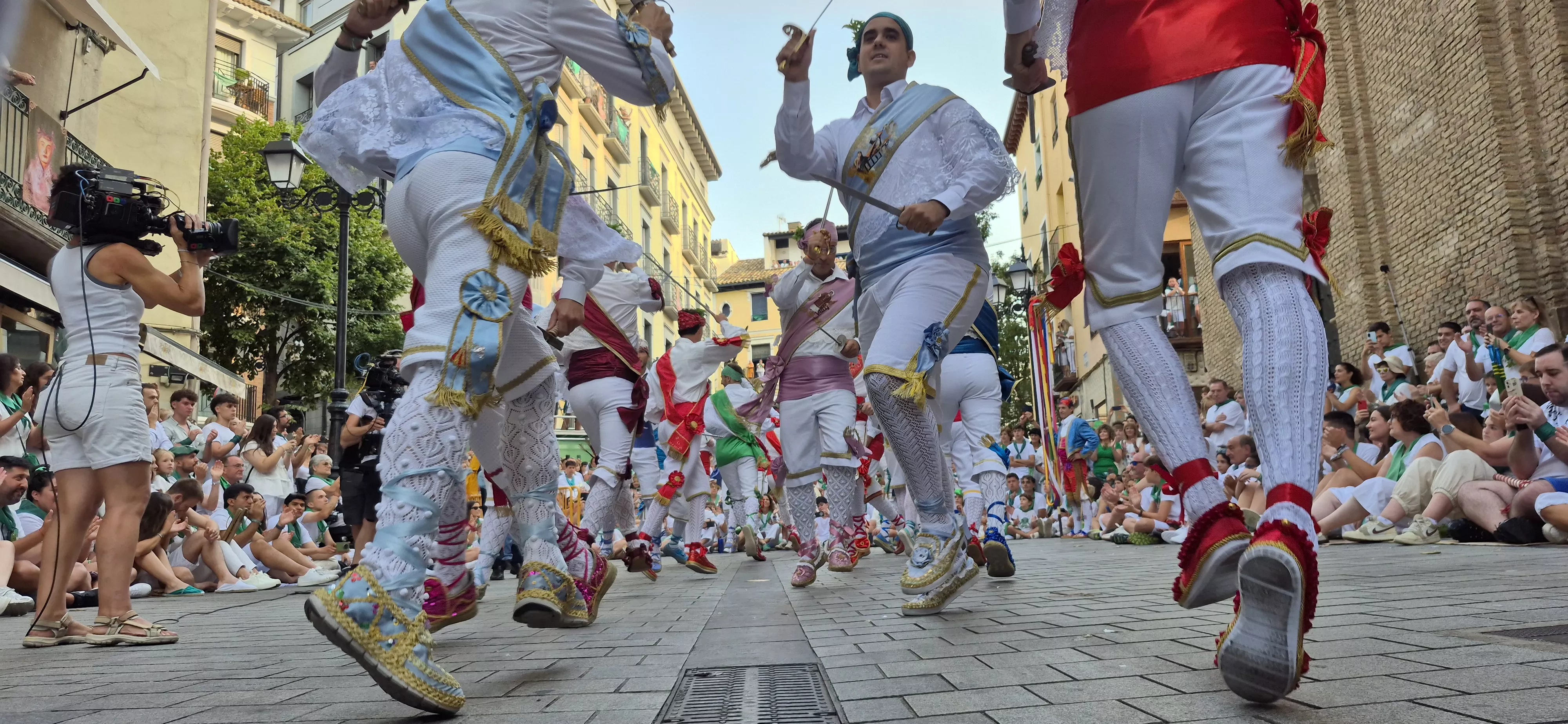 Los Danzantes de Huesca bailando el 10 de agosto de 2026 ante la Basílica de San Lorenzo. Foto Myriam Martínez