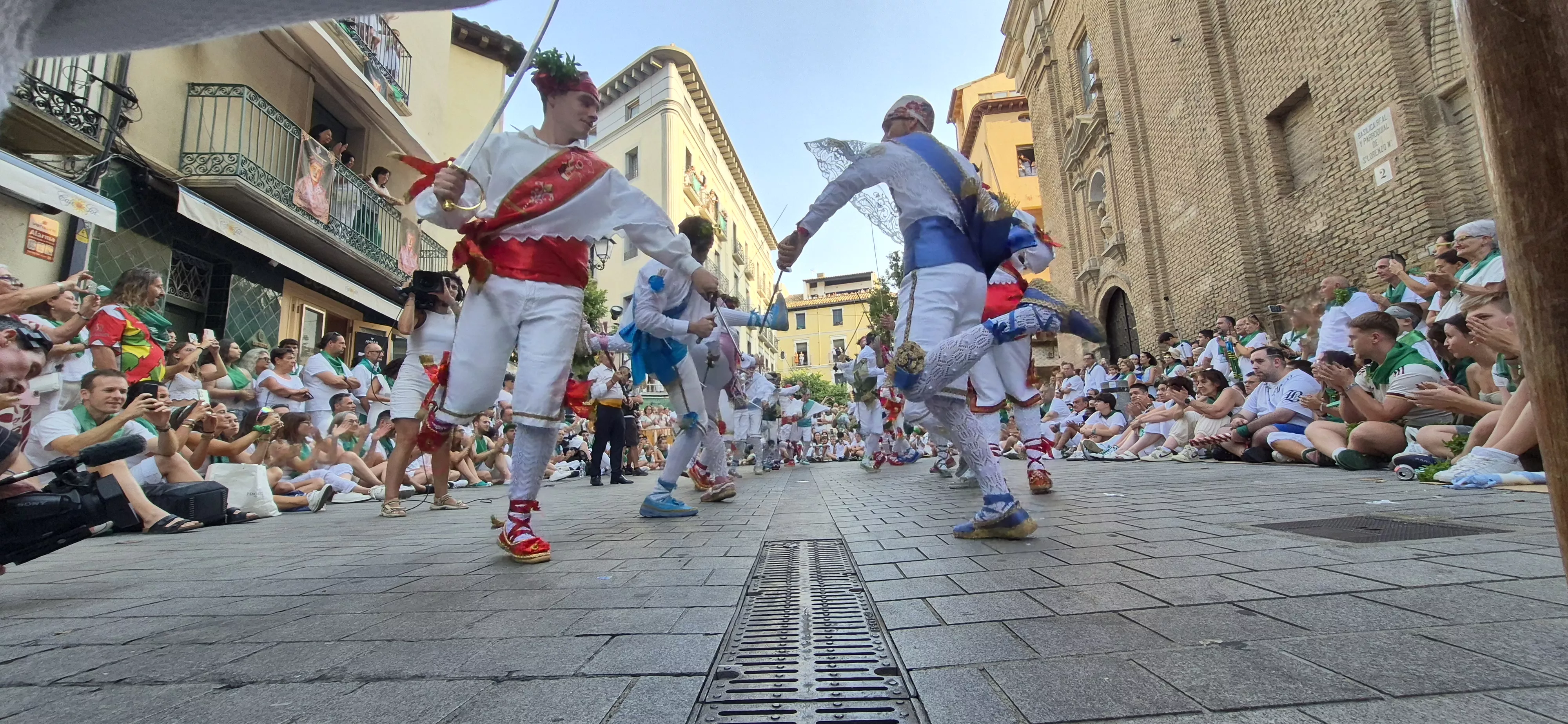 Los Danzantes de Huesca bailando el 10 de agosto de 2026 ante la Basílica de San Lorenzo. Foto Myriam Martínez