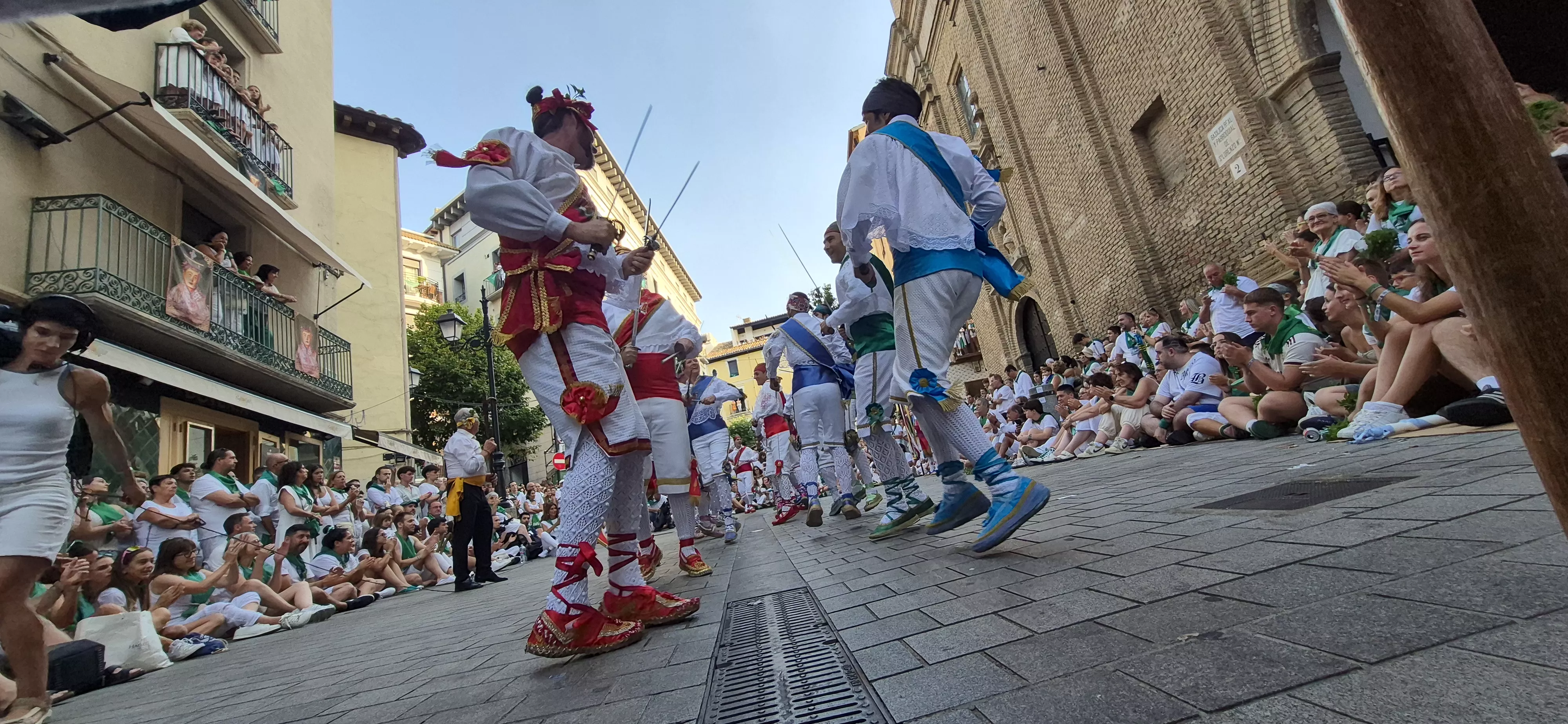 Los Danzantes de Huesca bailando el 10 de agosto de 2026 ante la Basílica de San Lorenzo. Foto Myriam Martínez
