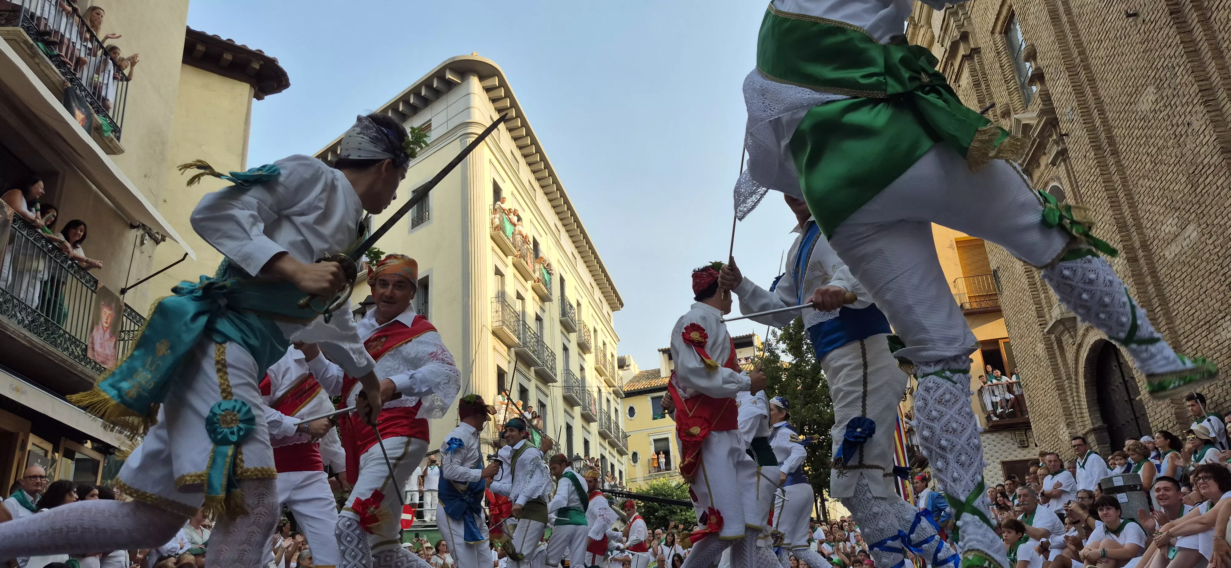 Los Danzantes de Huesca bailando el 10 de agosto de 2026 ante la Basílica de San Lorenzo. Foto Myriam Martínez