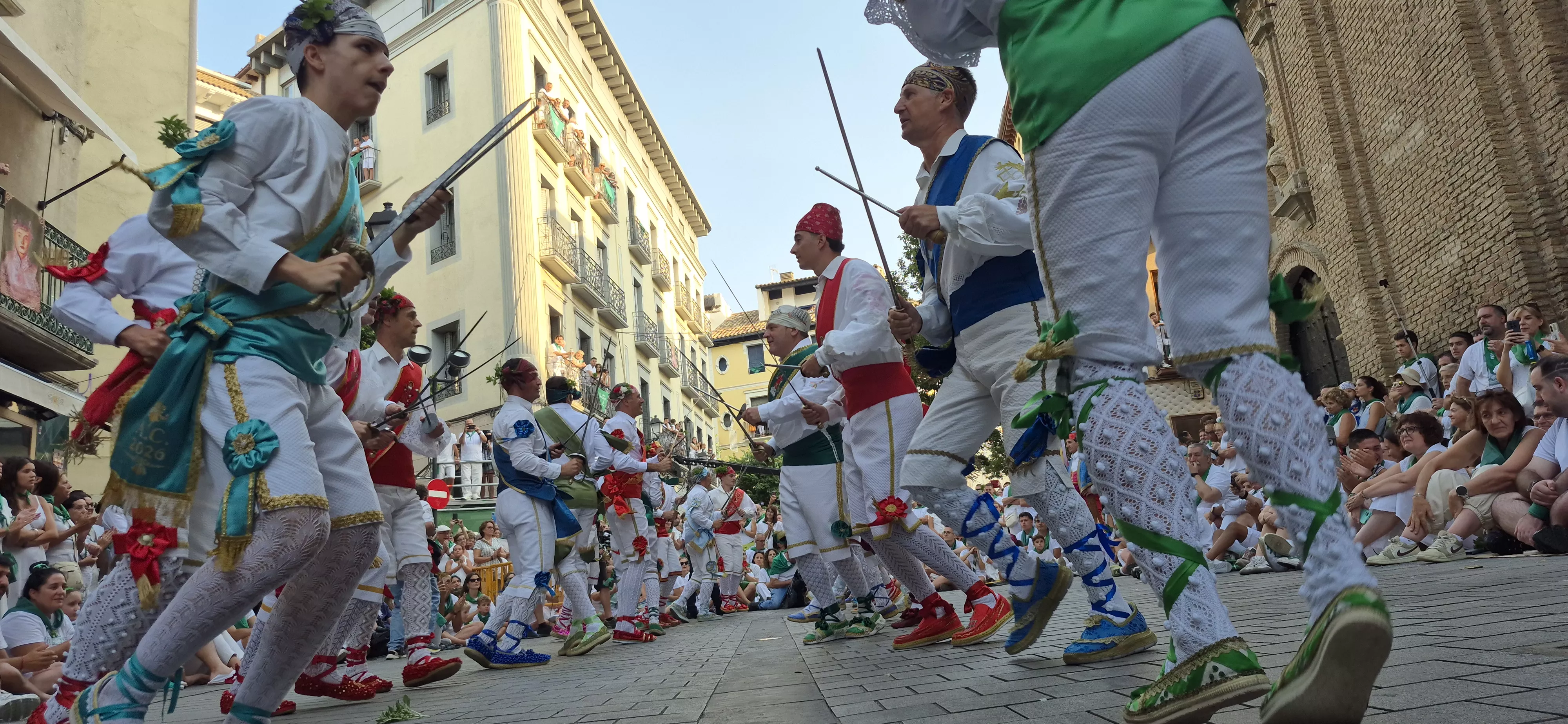 Los Danzantes de Huesca bailando el 10 de agosto de 2026 ante la Basílica de San Lorenzo. Foto Myriam Martínez