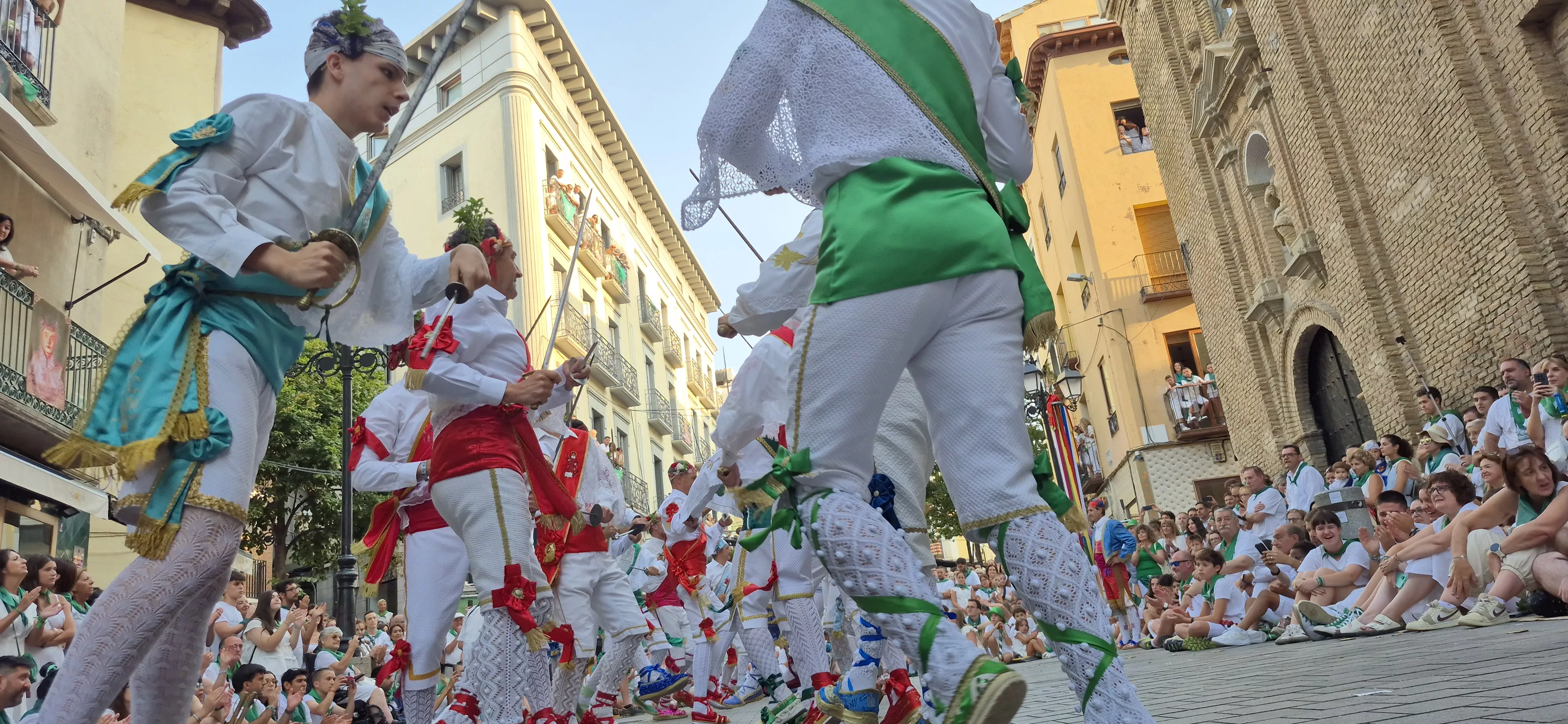 Los Danzantes de Huesca bailando el 10 de agosto de 2026 ante la Basílica de San Lorenzo. Foto Myriam Martínez
