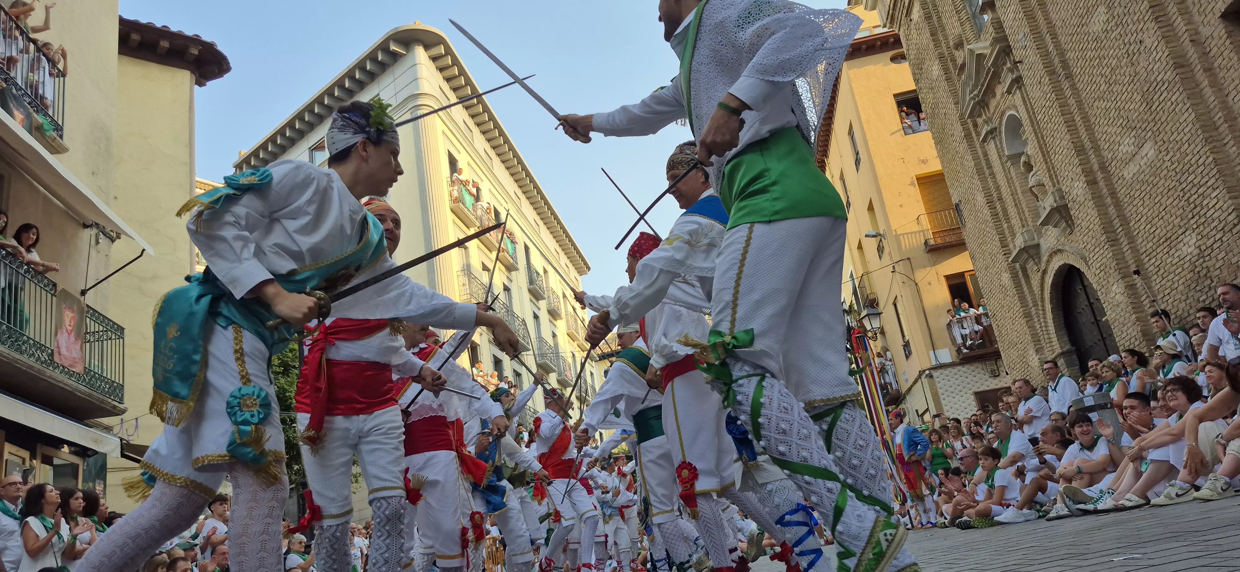 Los Danzantes de Huesca bailando el 10 de agosto de 2026 ante la Basílica de San Lorenzo. Foto Myriam Martínez