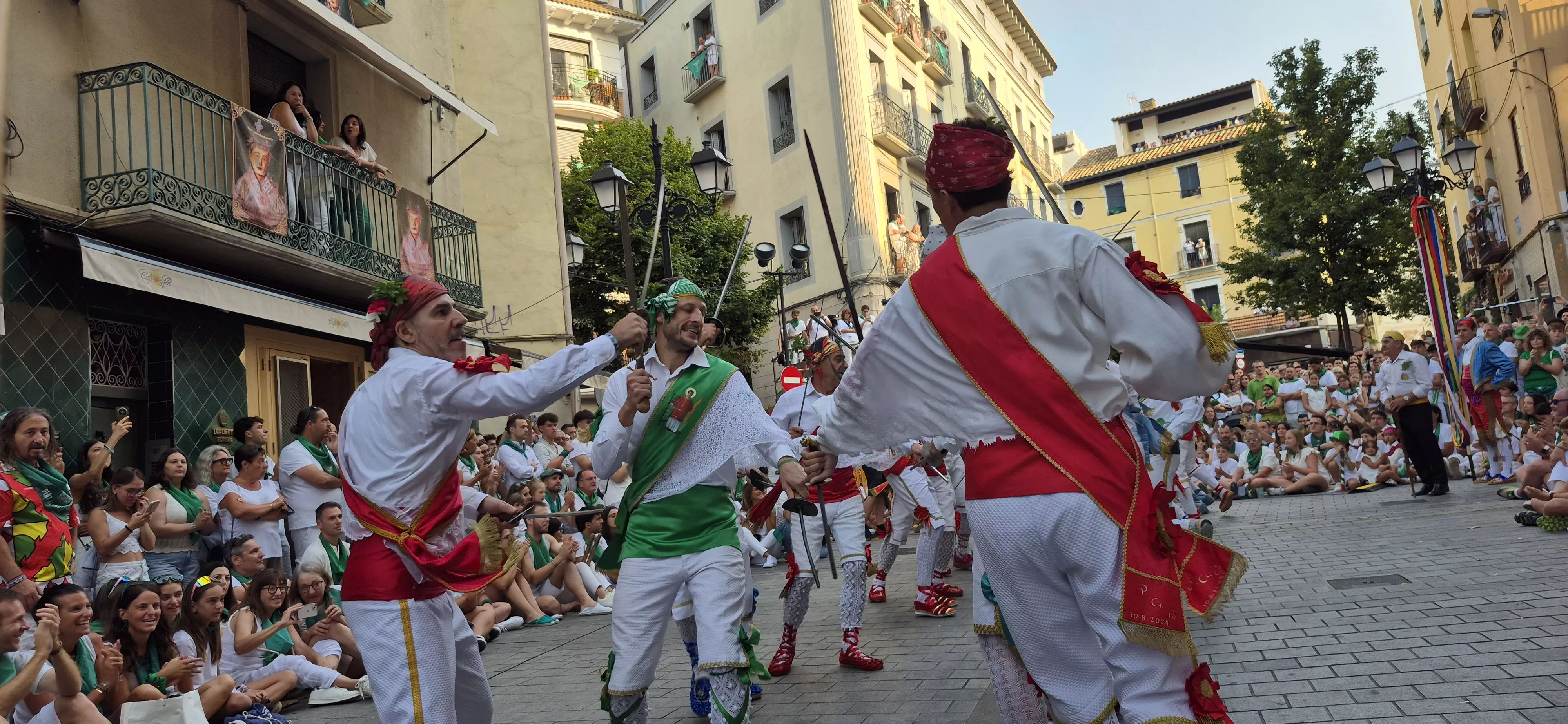 Los Danzantes de Huesca bailando el 10 de agosto de 2026 ante la Basílica de San Lorenzo. Foto Myriam Martínez
