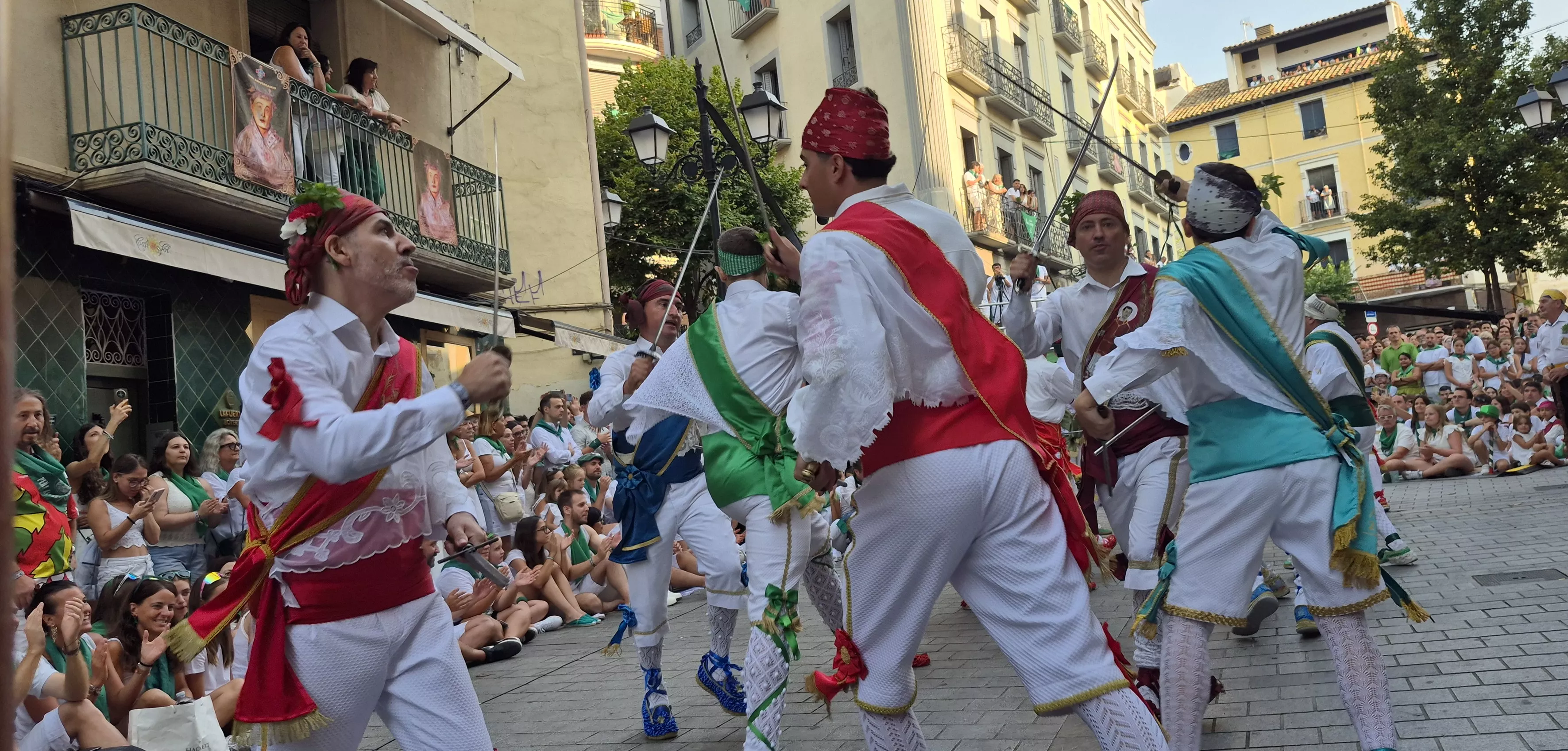 Los Danzantes de Huesca bailando el 10 de agosto de 2026 ante la Basílica de San Lorenzo. Foto Myriam Martínez