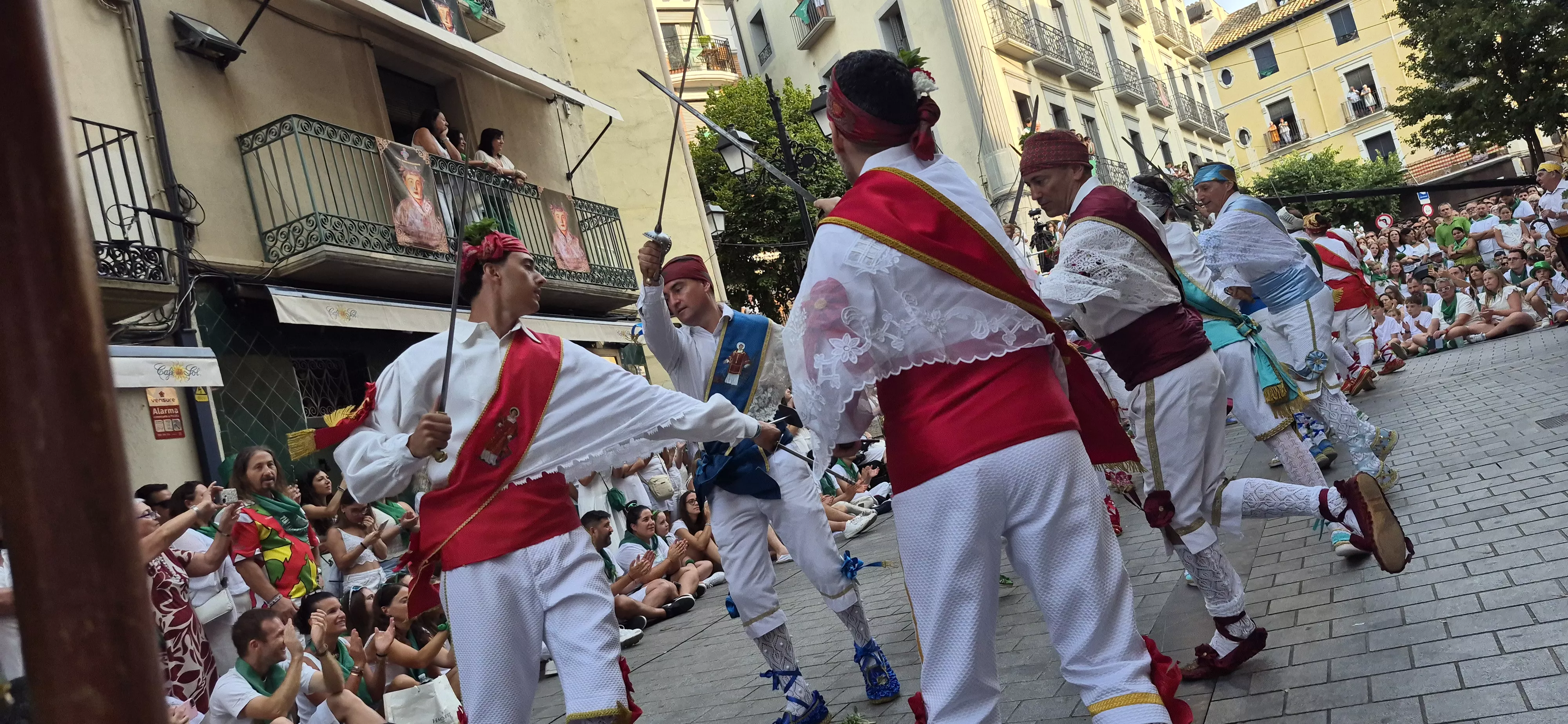 Los Danzantes de Huesca bailando el 10 de agosto de 2026 ante la Basílica de San Lorenzo. Foto Myriam Martínez