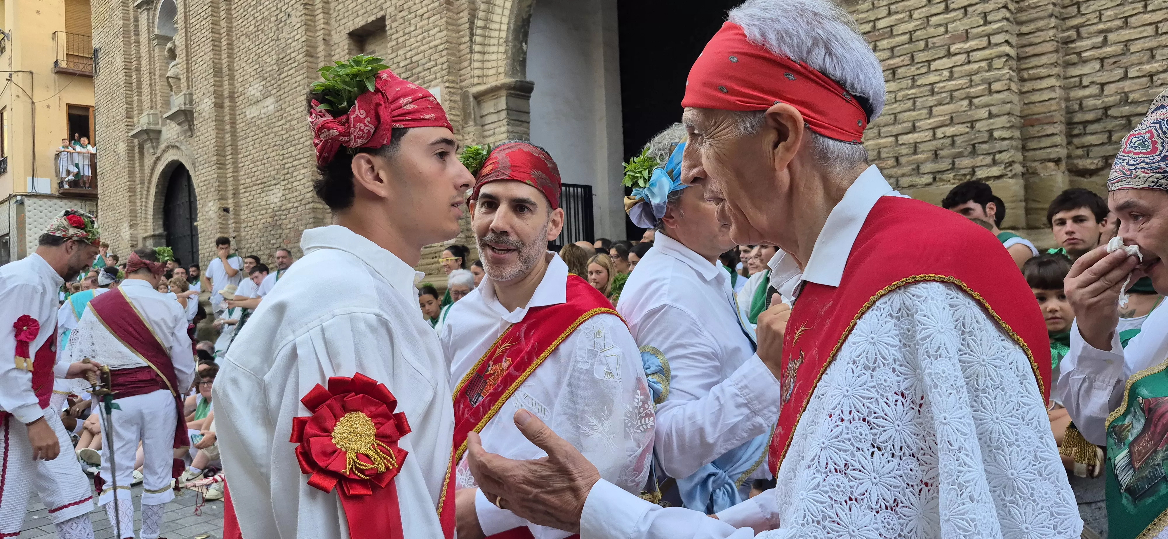 Los Danzantes de Huesca bailando el 10 de agosto de 2026 ante la Basílica de San Lorenzo. Foto Myriam Martínez