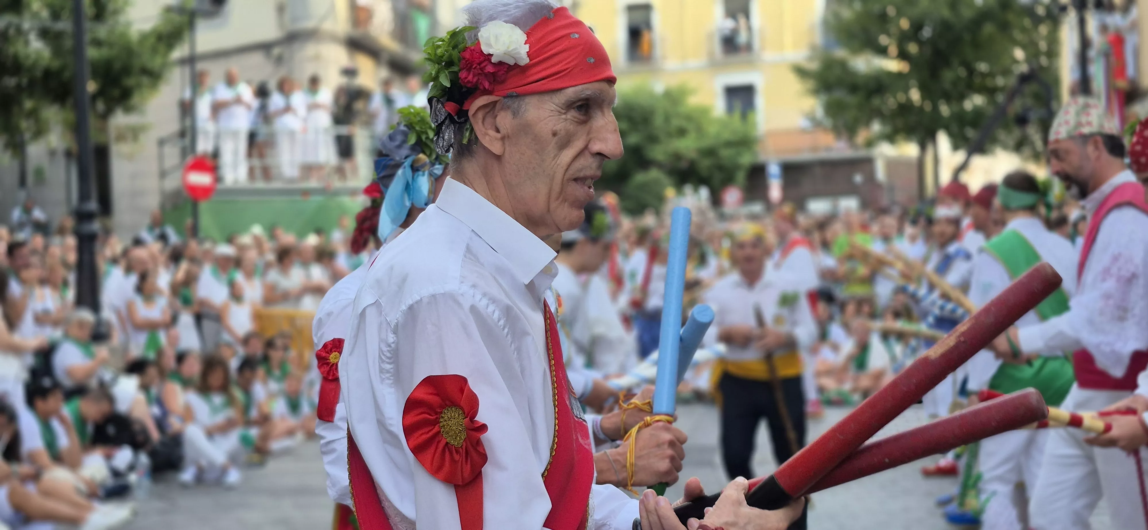 Los Danzantes de Huesca bailando el 10 de agosto de 2026 ante la Basílica de San Lorenzo. Foto Myriam Martínez