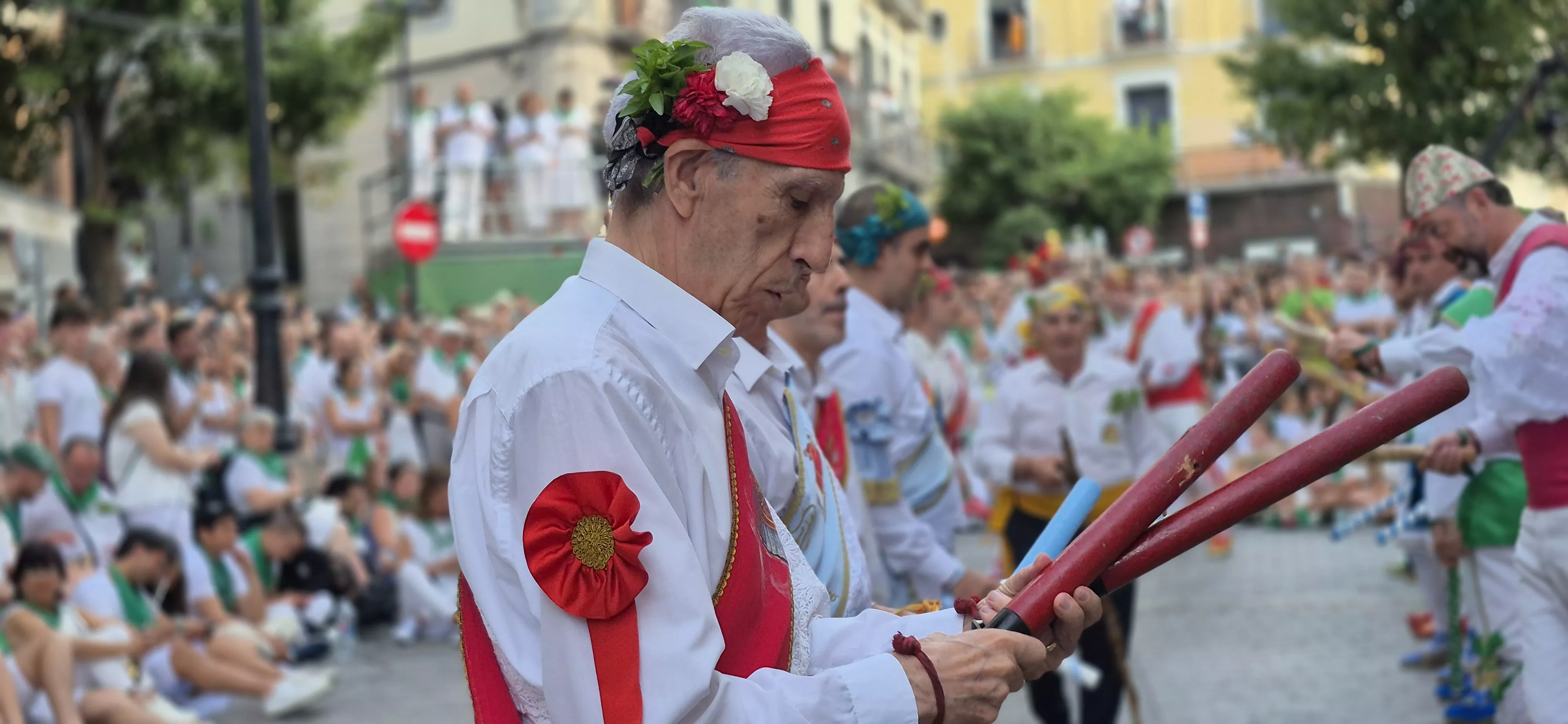 Los Danzantes de Huesca bailando el 10 de agosto de 2026 ante la Basílica de San Lorenzo. Foto Myriam Martínez
