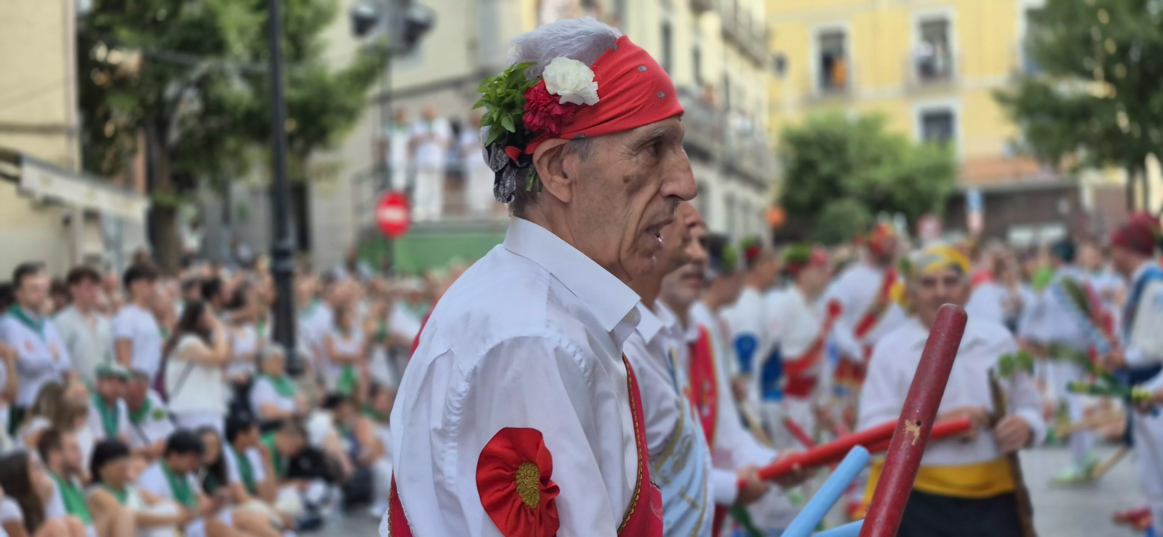 Los Danzantes de Huesca bailando el 10 de agosto de 2026 ante la Basílica de San Lorenzo. Foto Myriam Martínez