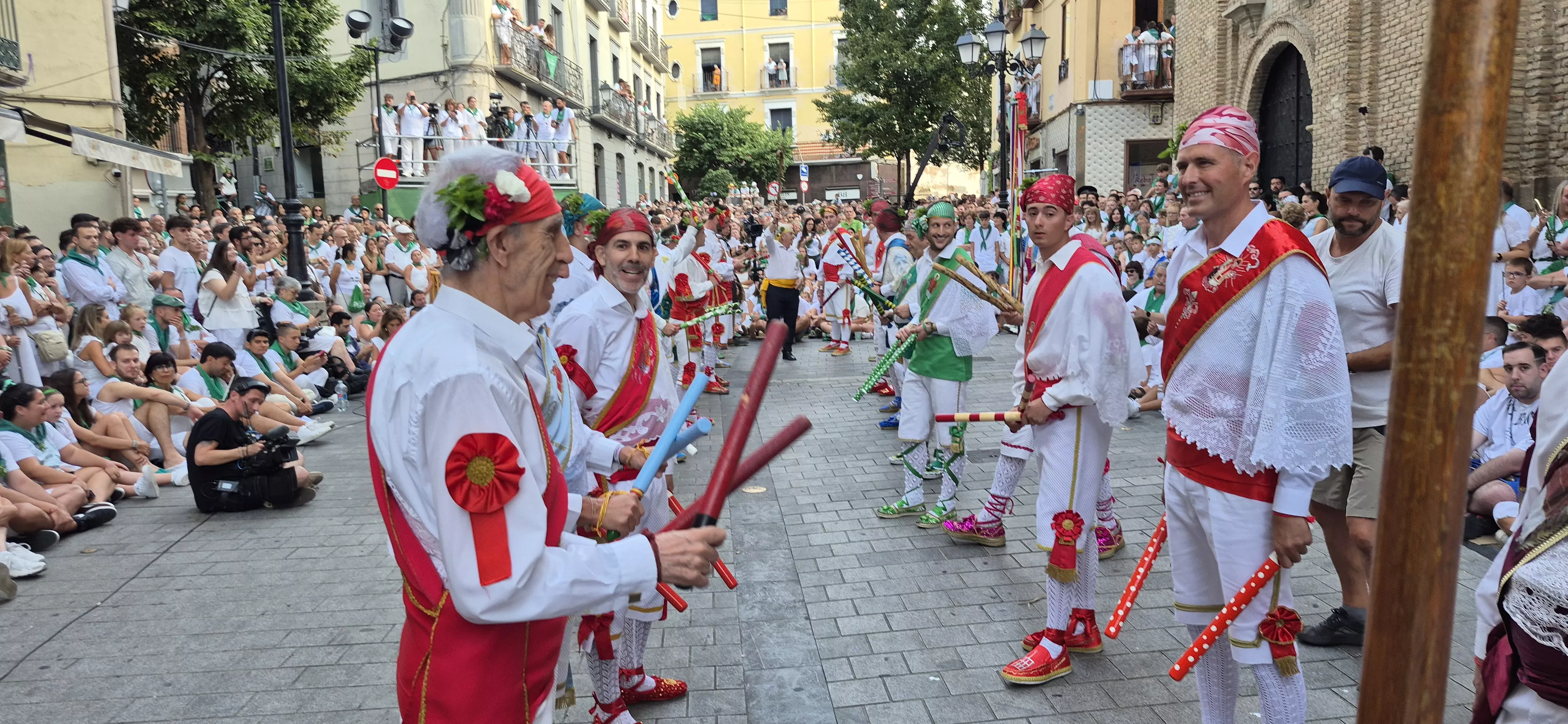 Los Danzantes de Huesca bailando el 10 de agosto de 2026 ante la Basílica de San Lorenzo. Foto Myriam Martínez