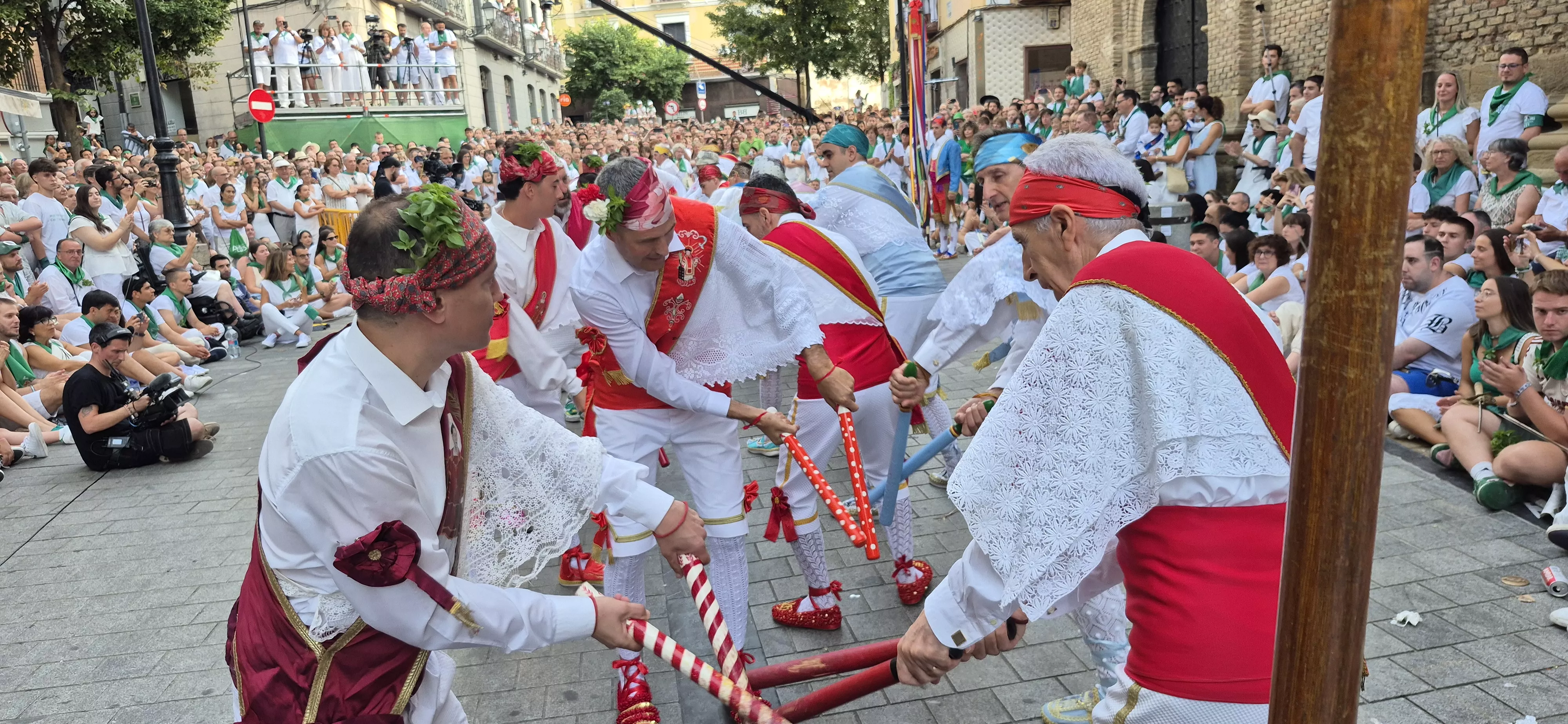 Los Danzantes de Huesca bailando el 10 de agosto de 2026 ante la Basílica de San Lorenzo. Foto Myriam Martínez