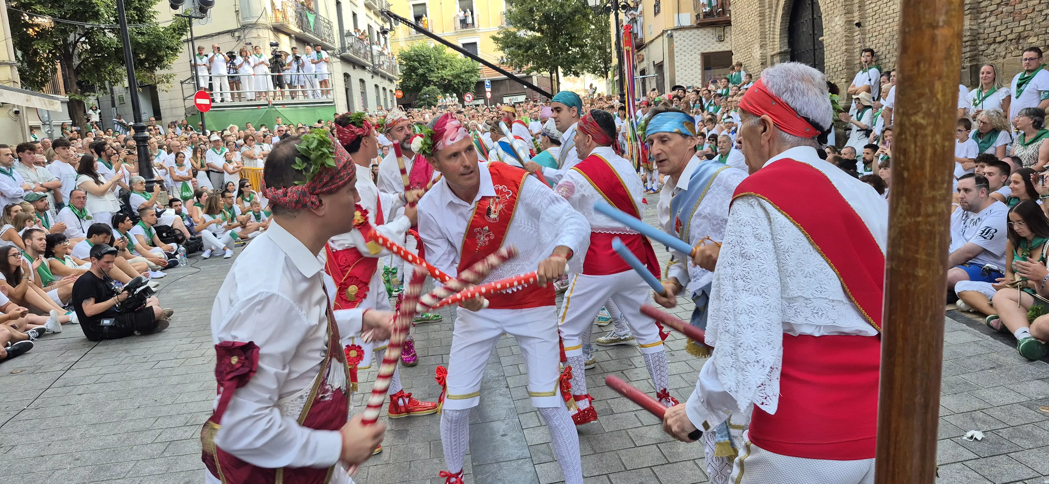 Los Danzantes de Huesca bailando el 10 de agosto de 2026 ante la Basílica de San Lorenzo. Foto Myriam Martínez