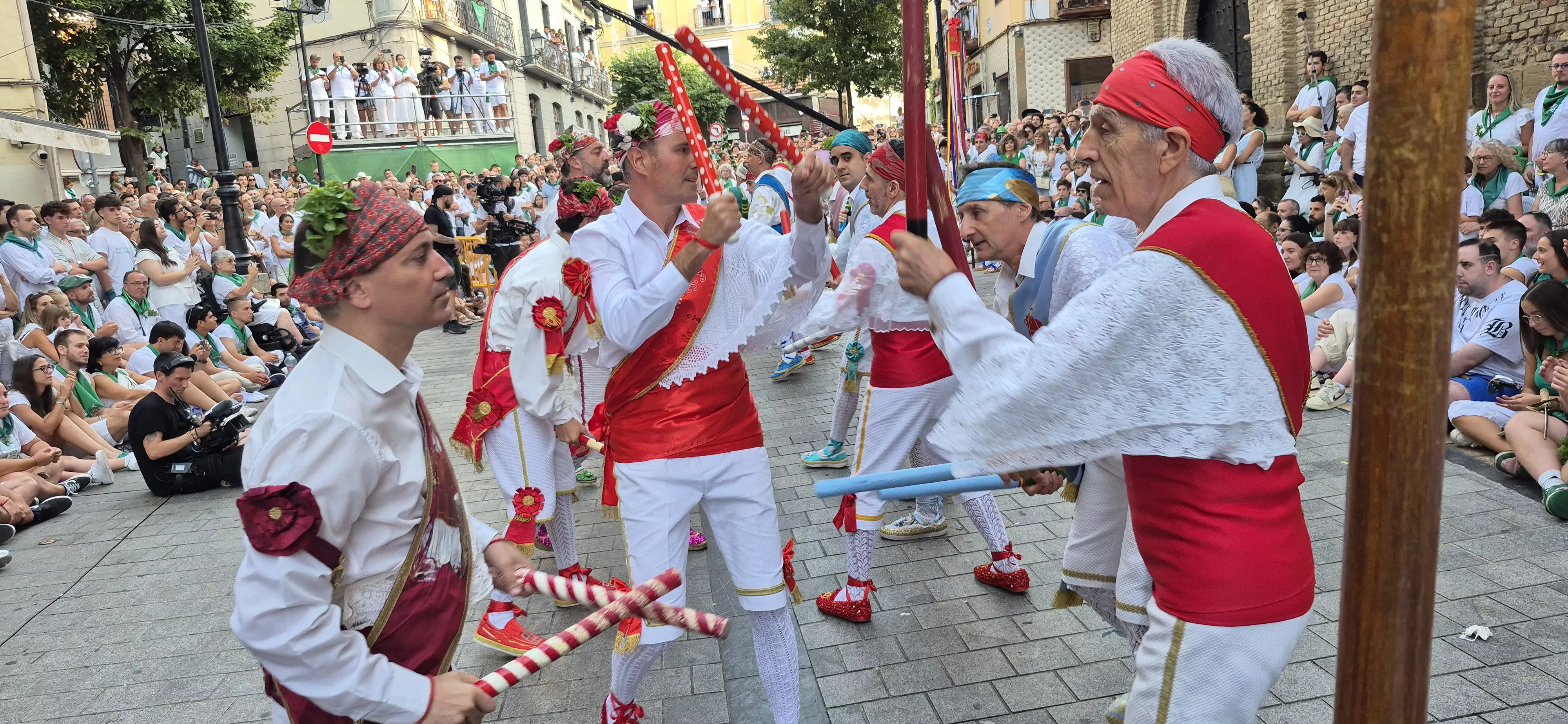 Los Danzantes de Huesca bailando el 10 de agosto de 2026 ante la Basílica de San Lorenzo. Foto Myriam Martínez