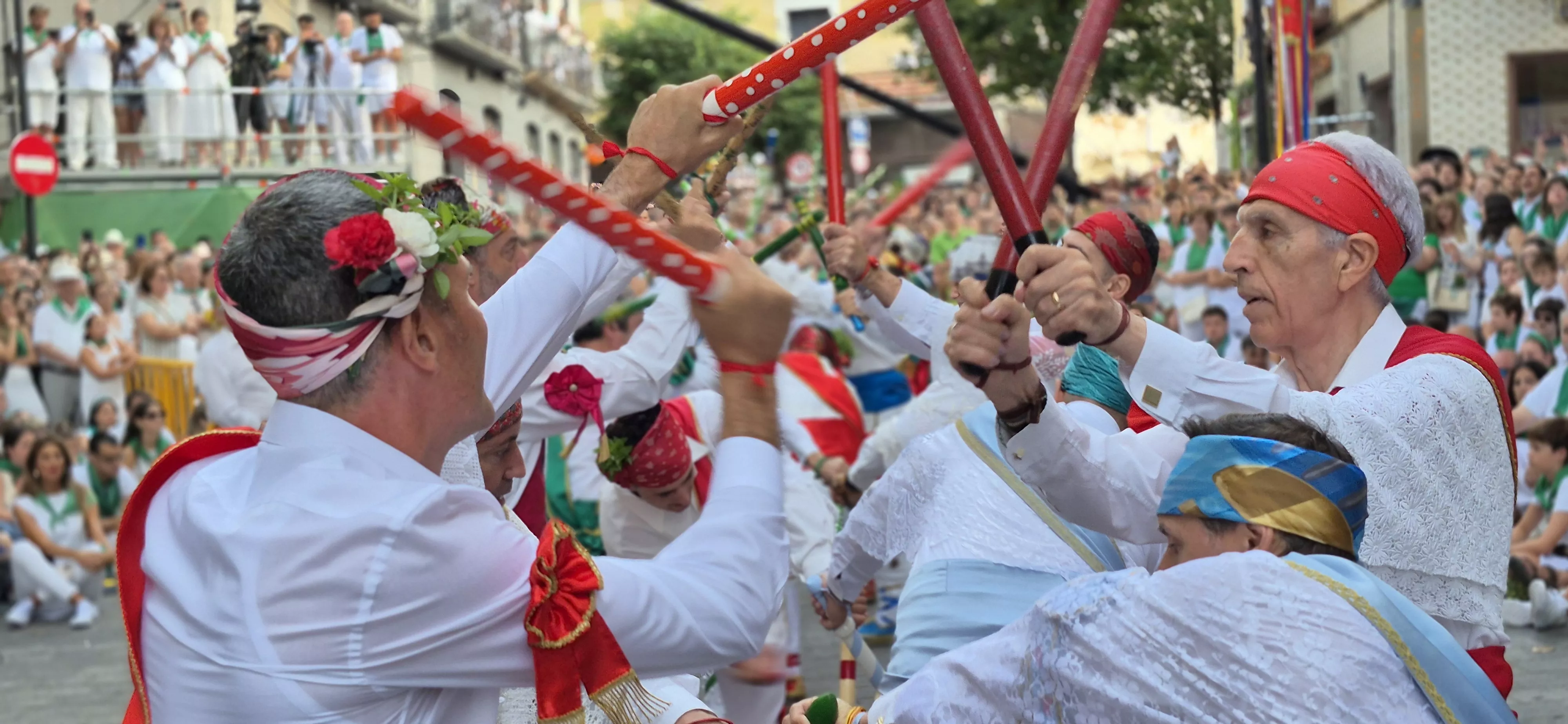 Los Danzantes de Huesca bailando el 10 de agosto de 2026 ante la Basílica de San Lorenzo. Foto Myriam Martínez