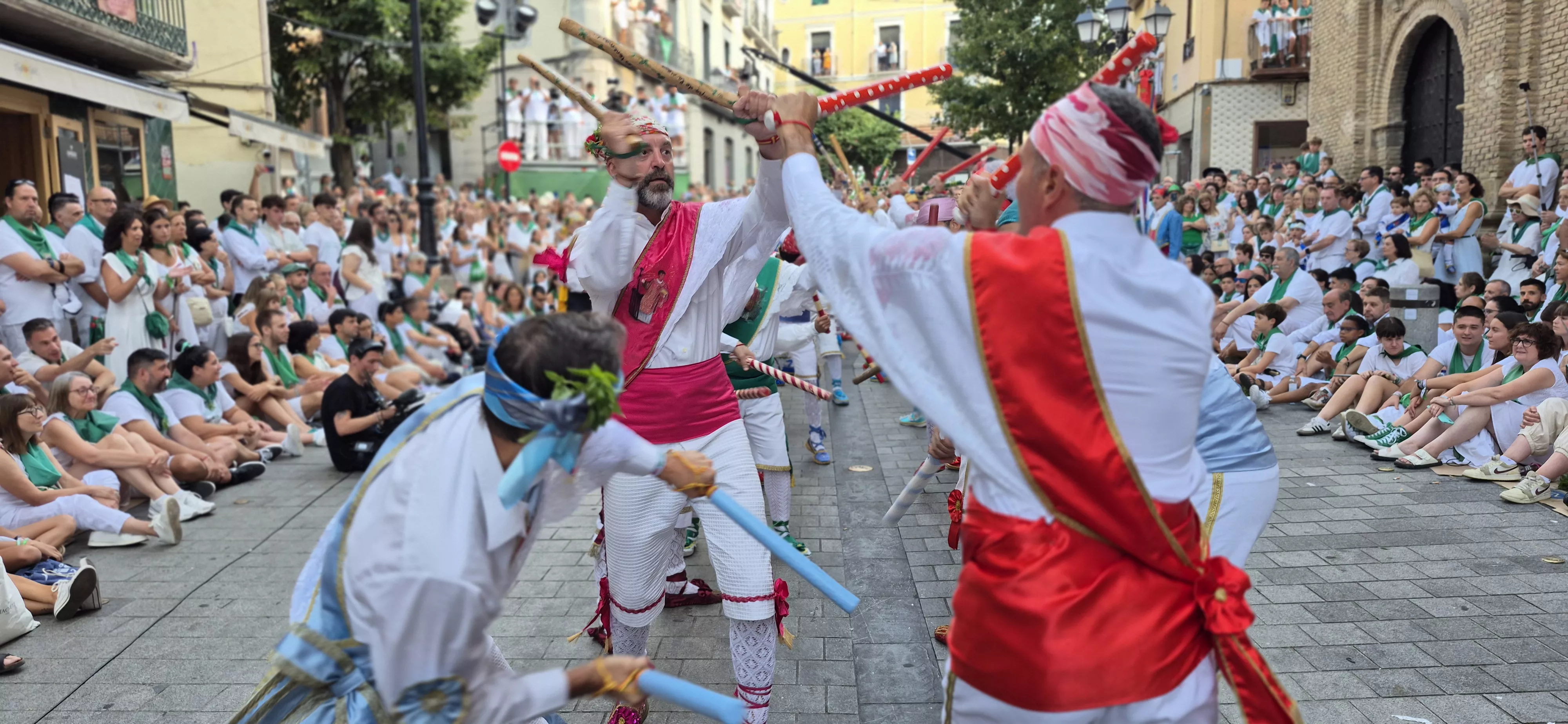 Los Danzantes de Huesca bailando el 10 de agosto de 2026 ante la Basílica de San Lorenzo. Foto Myriam Martínez