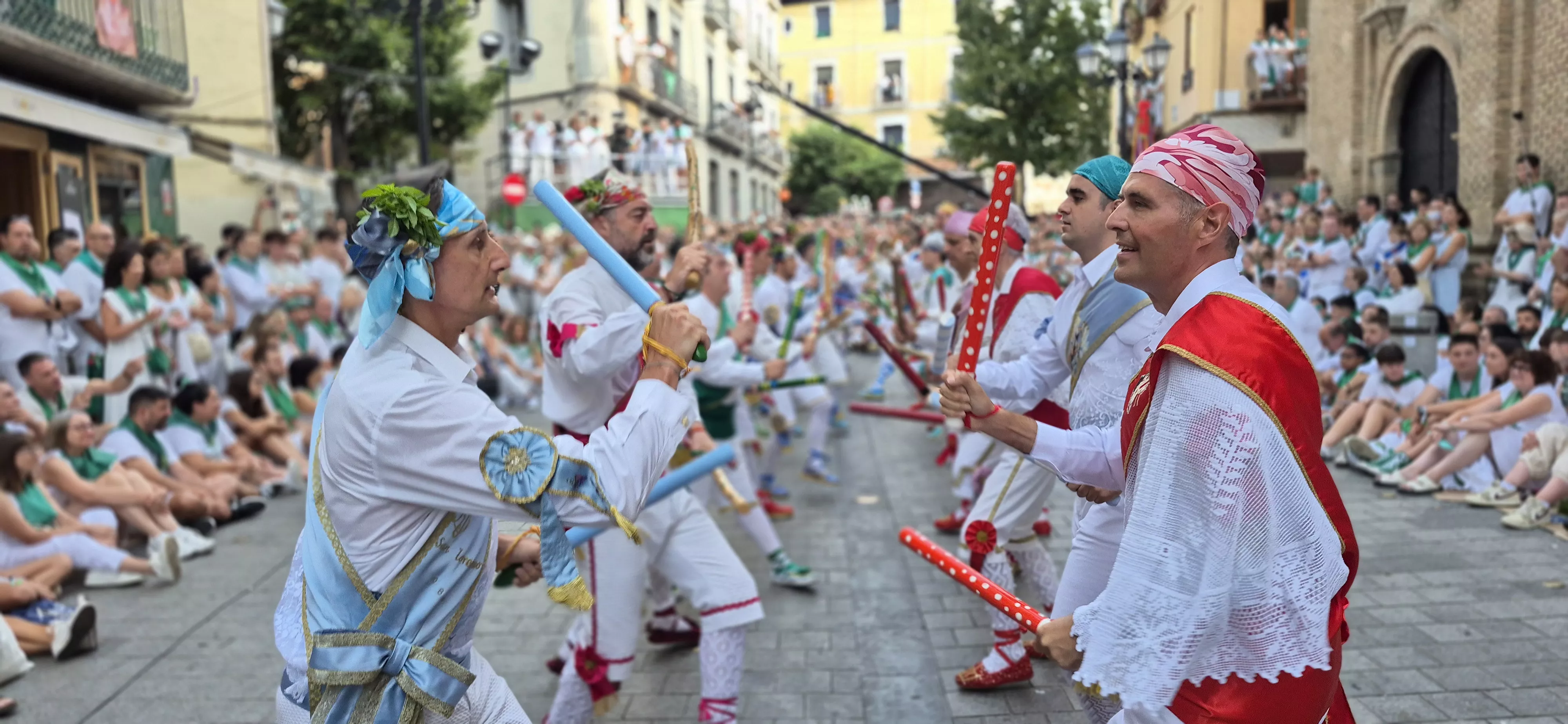 Los Danzantes de Huesca bailando el 10 de agosto de 2026 ante la Basílica de San Lorenzo. Foto Myriam Martínez