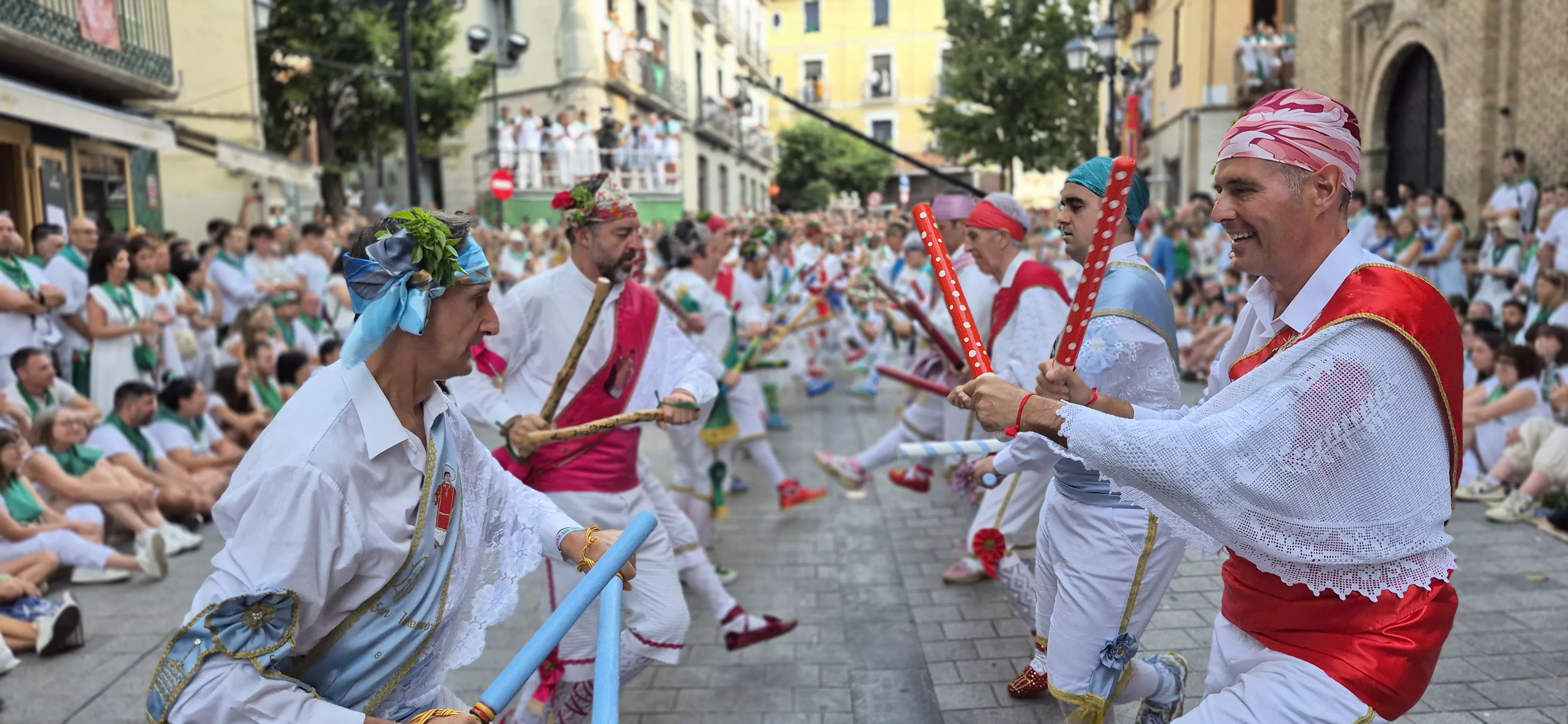 Los Danzantes de Huesca bailando el 10 de agosto de 2026 ante la Basílica de San Lorenzo. Foto Myriam Martínez